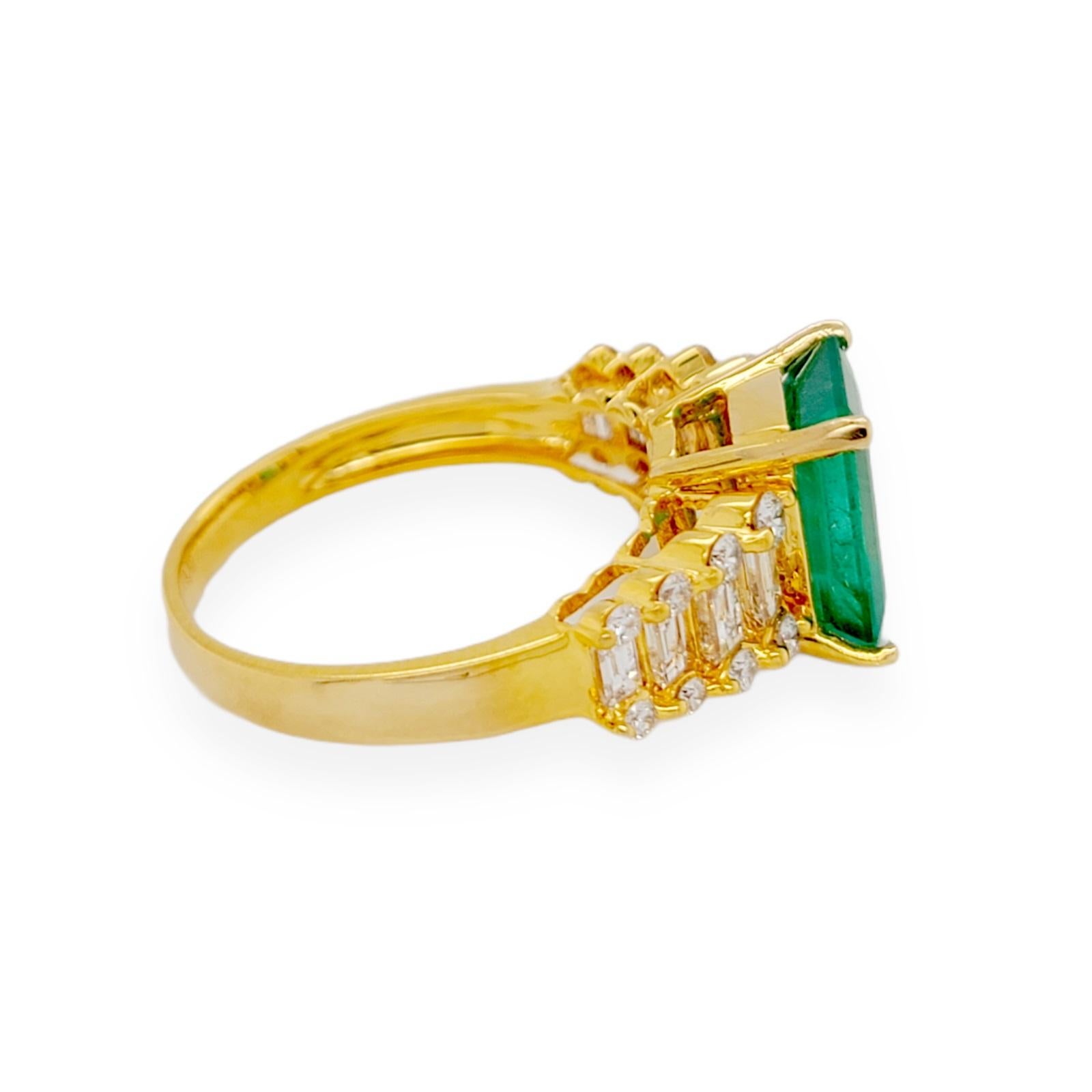 Women's or Men's 2.58 Ct Zambian Emerald & 1.03 Ct Diamonds in 18k Yellow Gold Engagement Ring For Sale