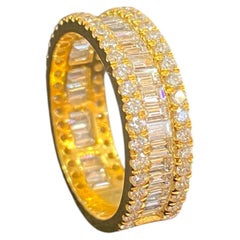 Anillo de media eternidad con diamantes redondos y en forma de baguette de 2,58 quilates, F/VS1, en oro amarillo de 14K