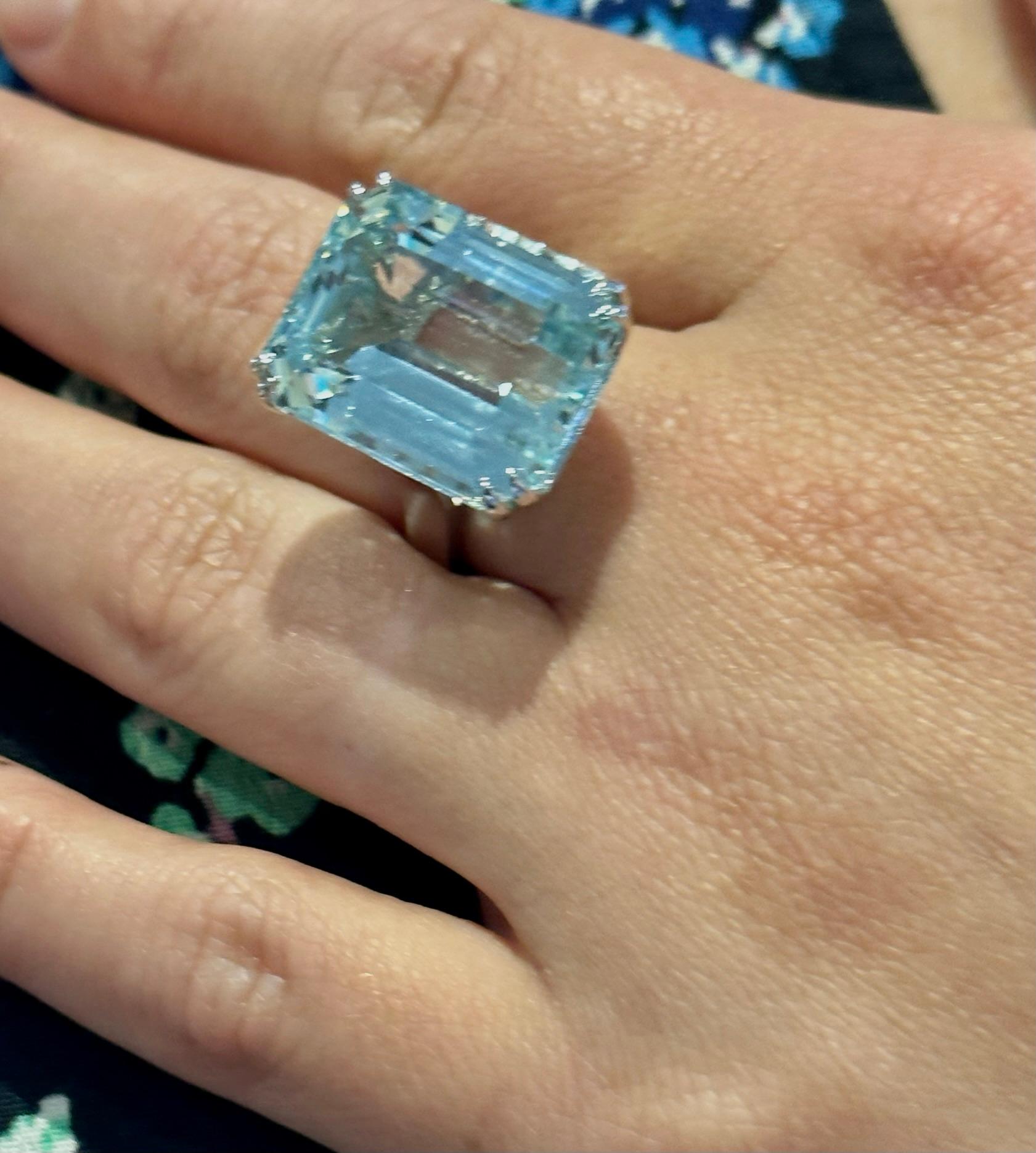 25.81 ct Aquamarine Ring. 18K. whitegold In New Condition For Sale In Heerlen, NL