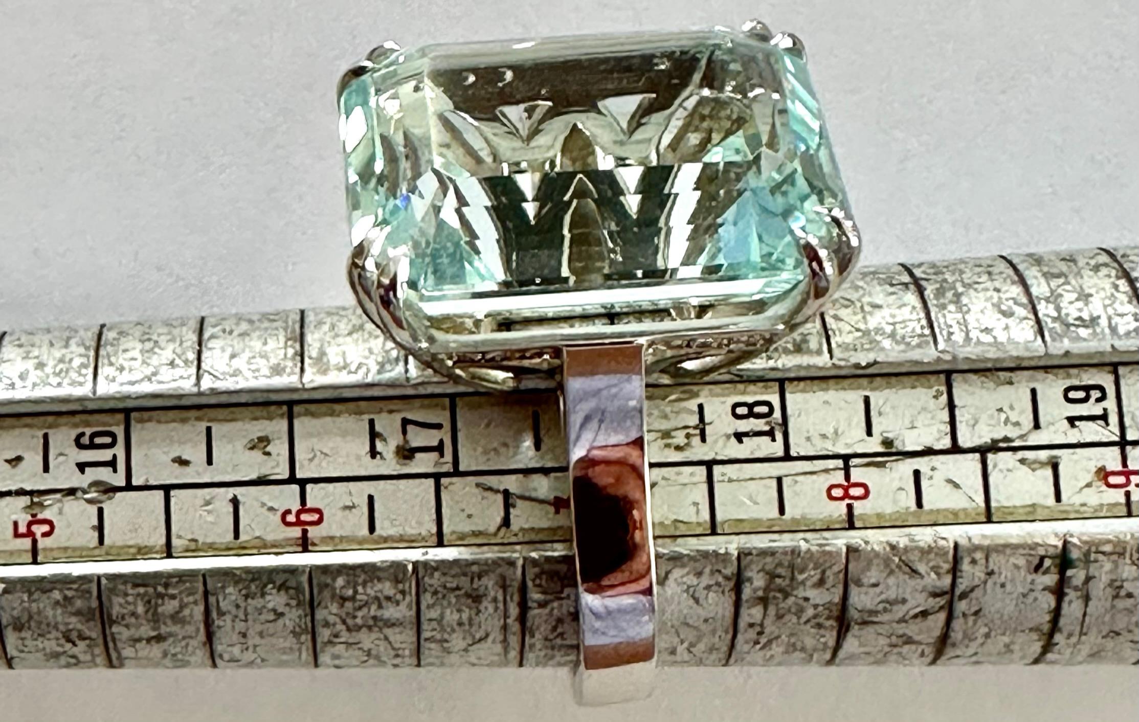 Women's or Men's 25.81 ct Aquamarine Ring. 18K. whitegold For Sale