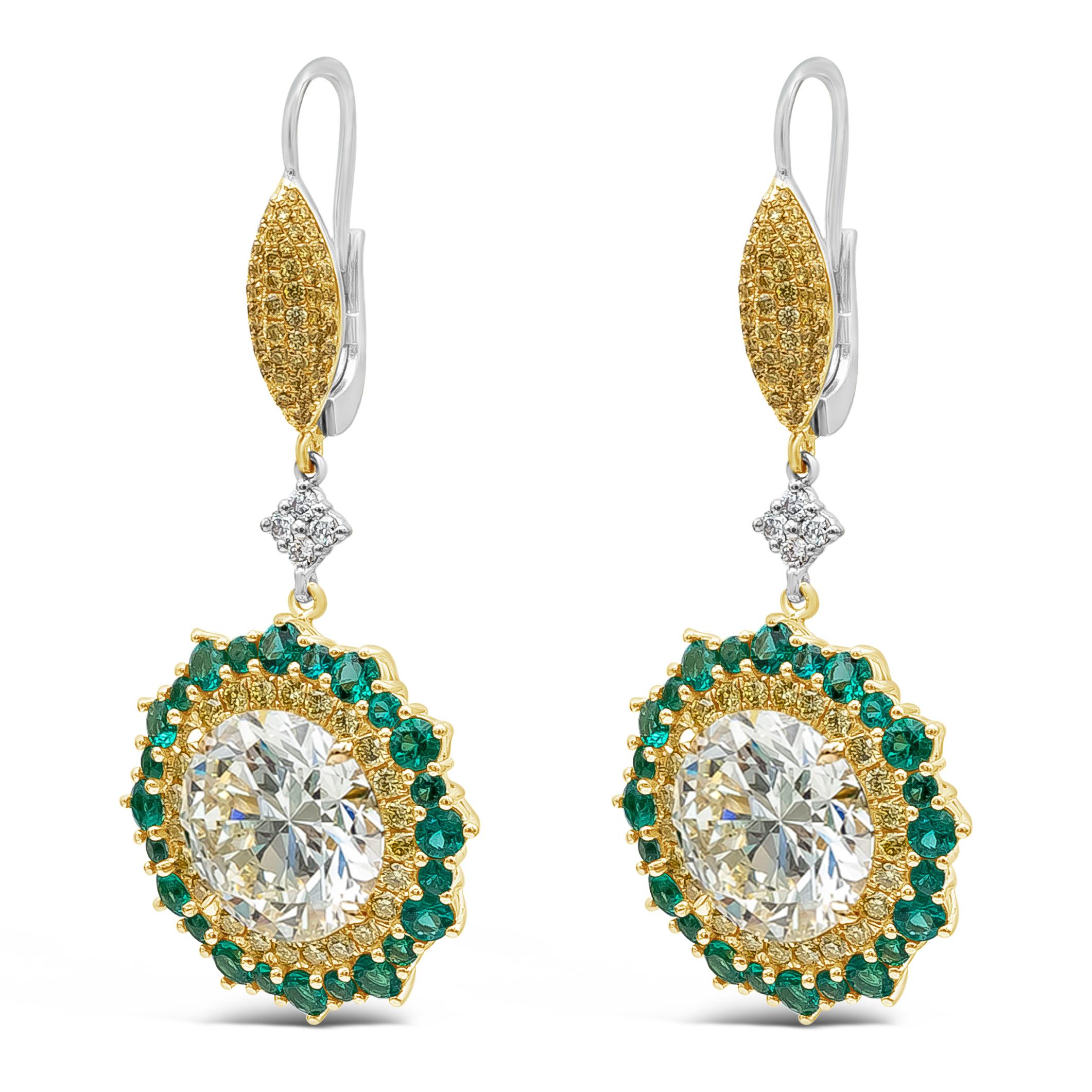 Contemporain Boucles d'oreilles pendantes ajourées de 25,87 carats de diamants ronds et d'émeraudes en vente