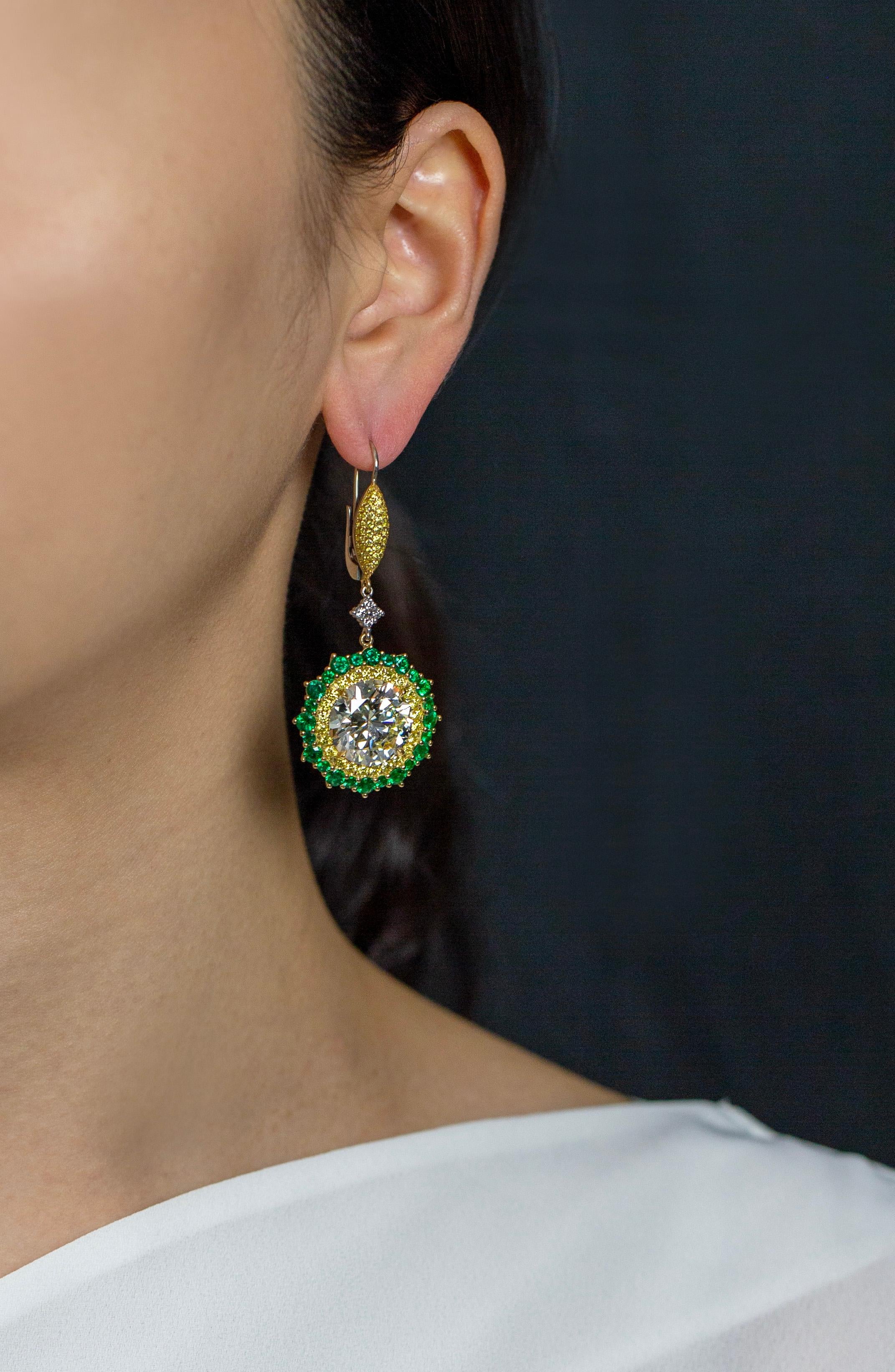 Boucles d'oreilles pendantes ajourées de 25,87 carats de diamants ronds et d'émeraudes Pour femmes en vente
