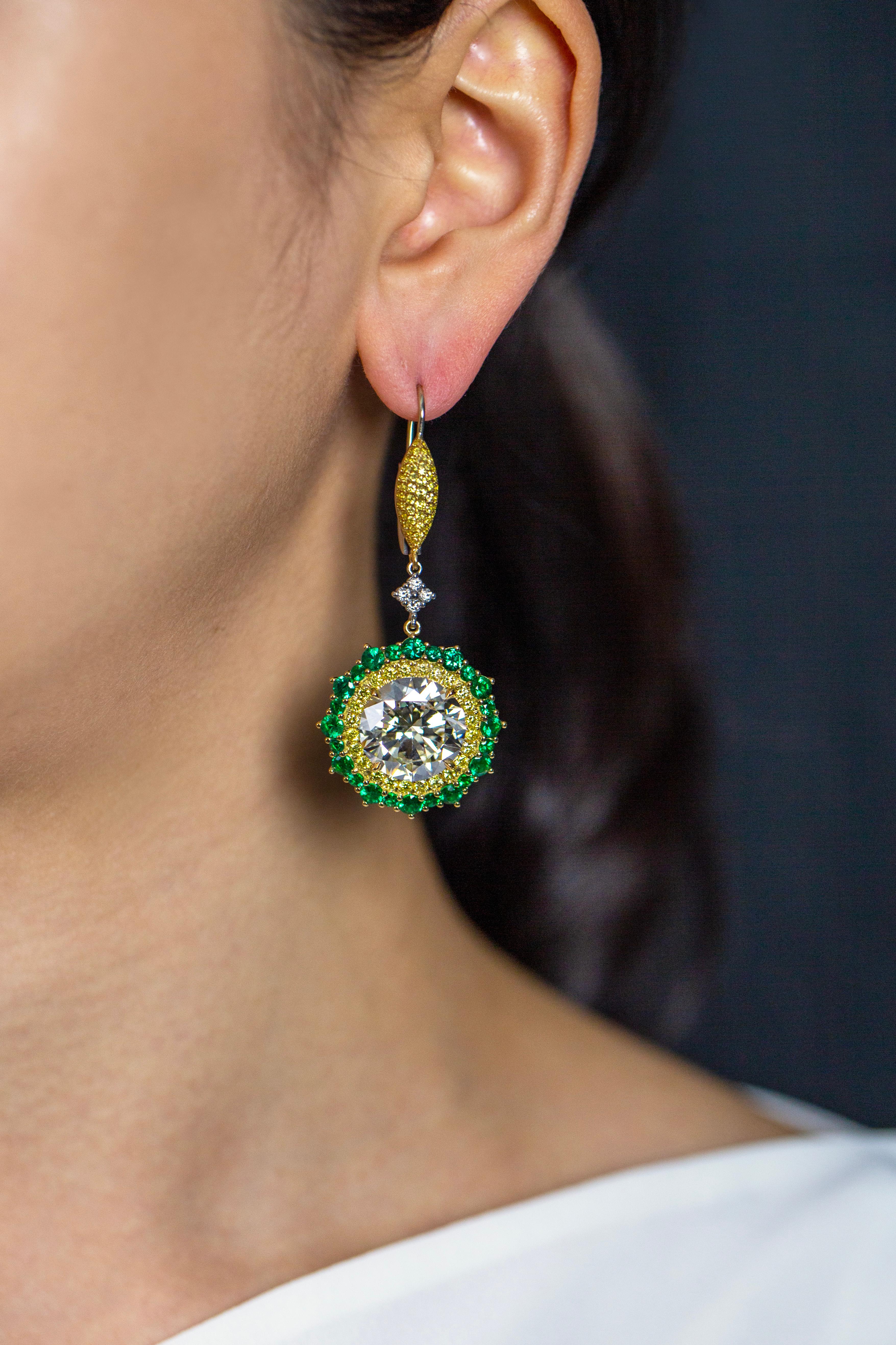 Boucles d'oreilles pendantes ajourées de 25,87 carats de diamants ronds et d'émeraudes en vente 2