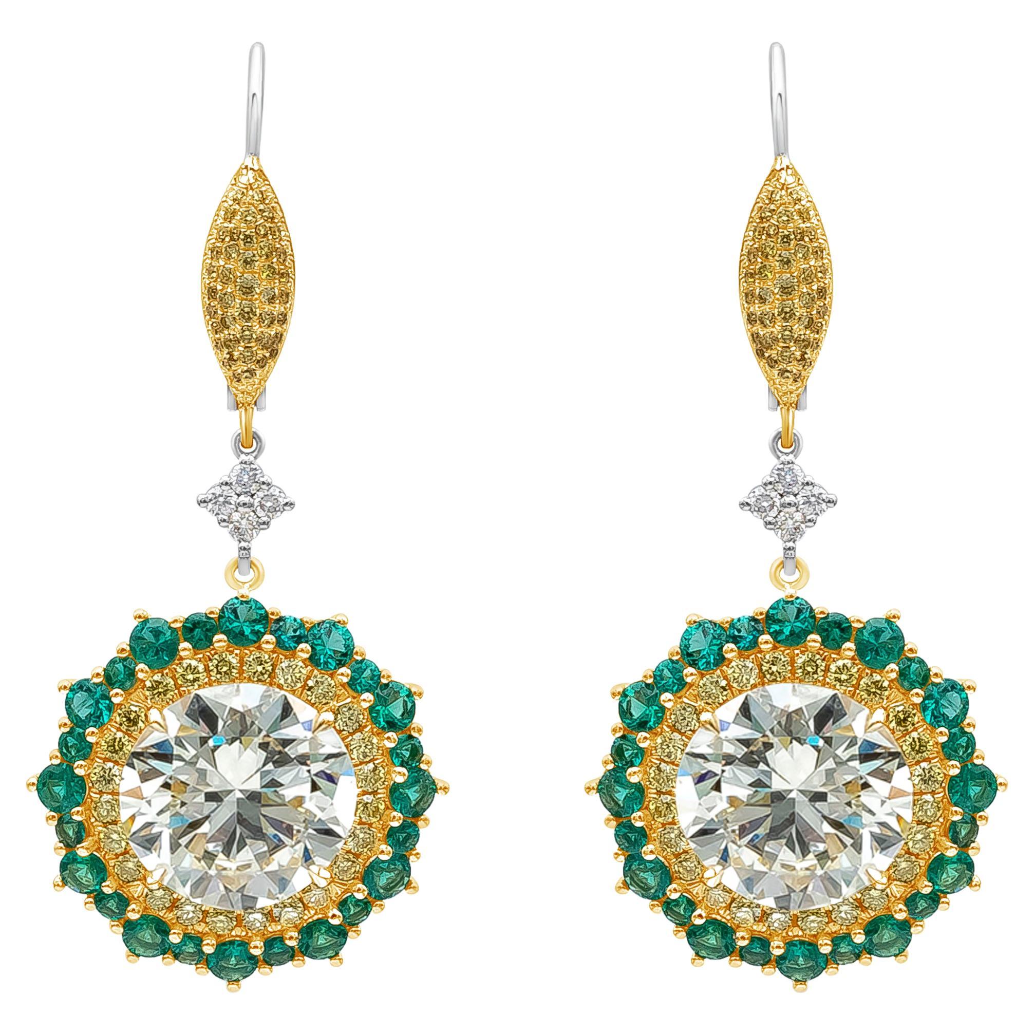 Boucles d'oreilles pendantes ajourées de 25,87 carats de diamants ronds et d'émeraudes en vente