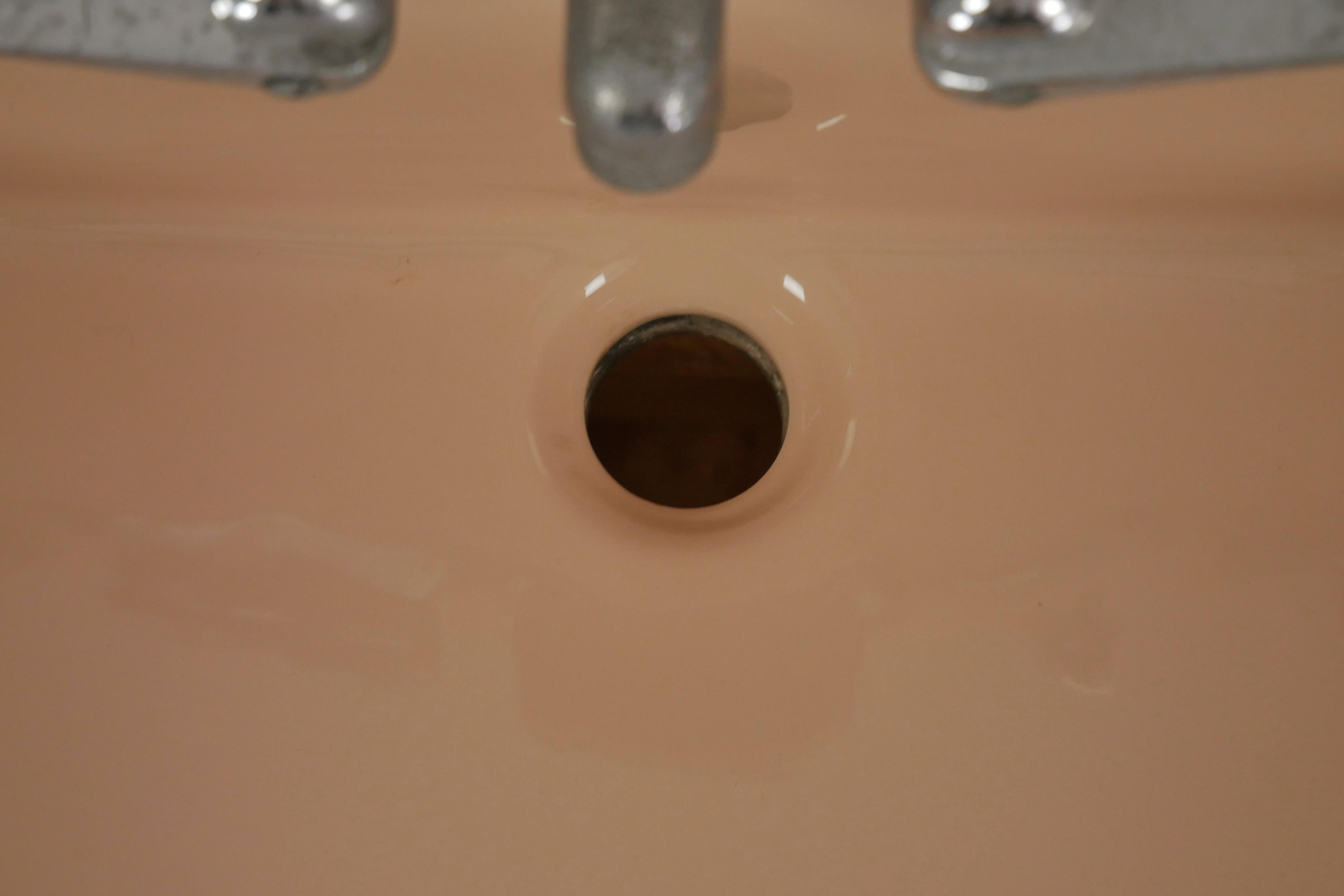 Americano 25.875 in. Lavello a parete Richmond in ceramica Peach in vendita