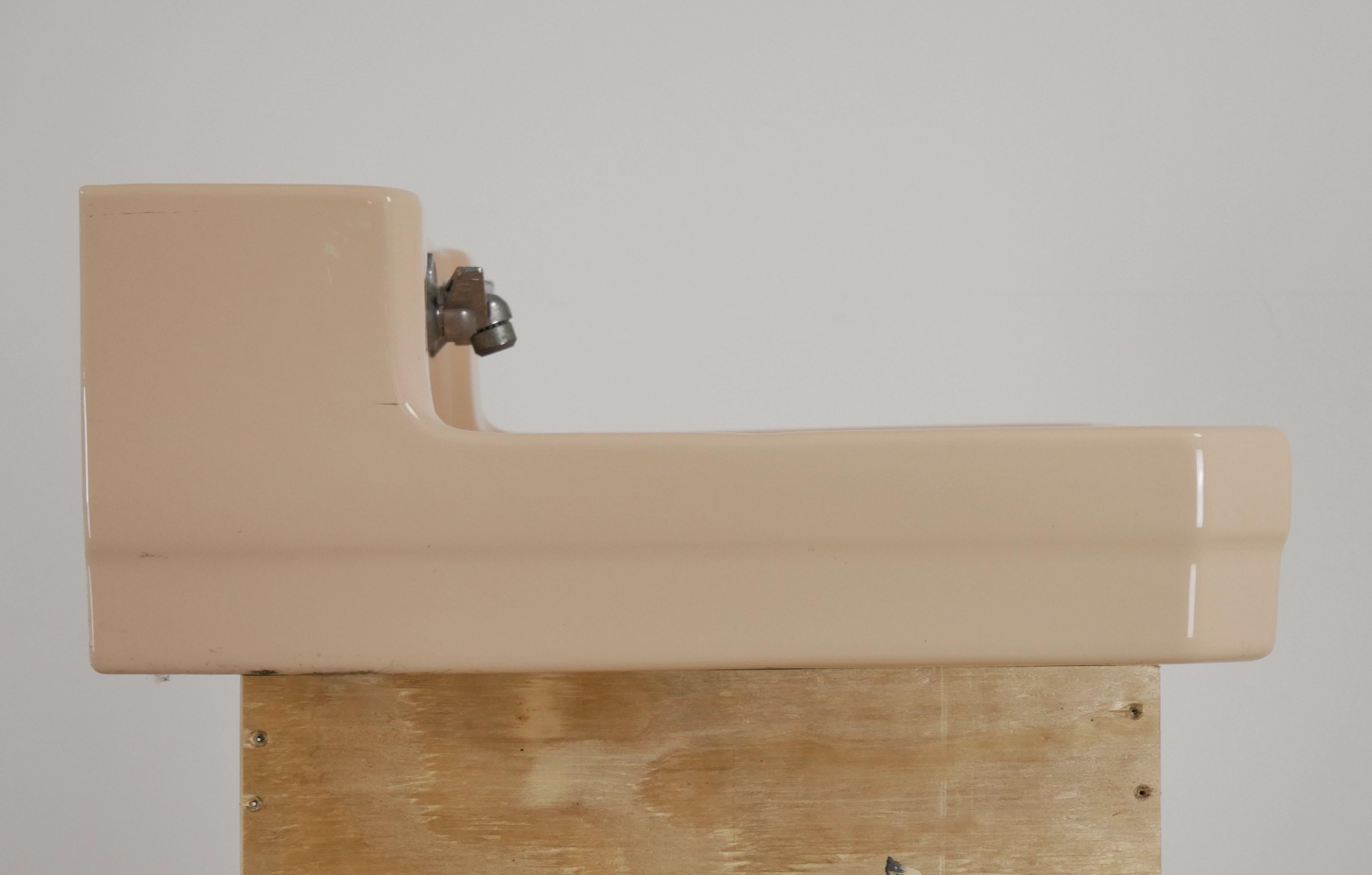 25.875 in. Lavello a parete Richmond in ceramica Peach in vendita 2
