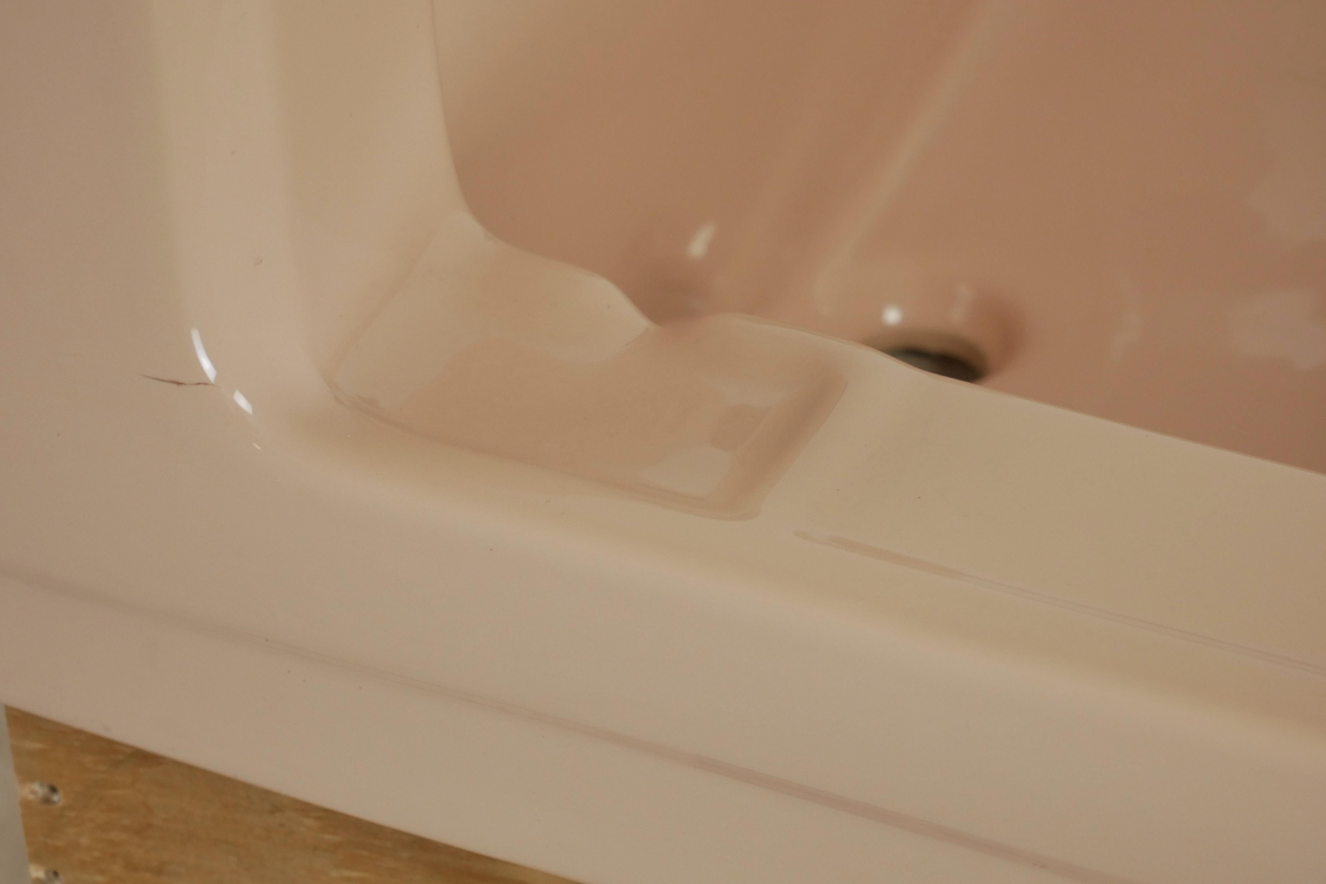 25.875 in. Lavello a parete Richmond in ceramica Peach in vendita 3