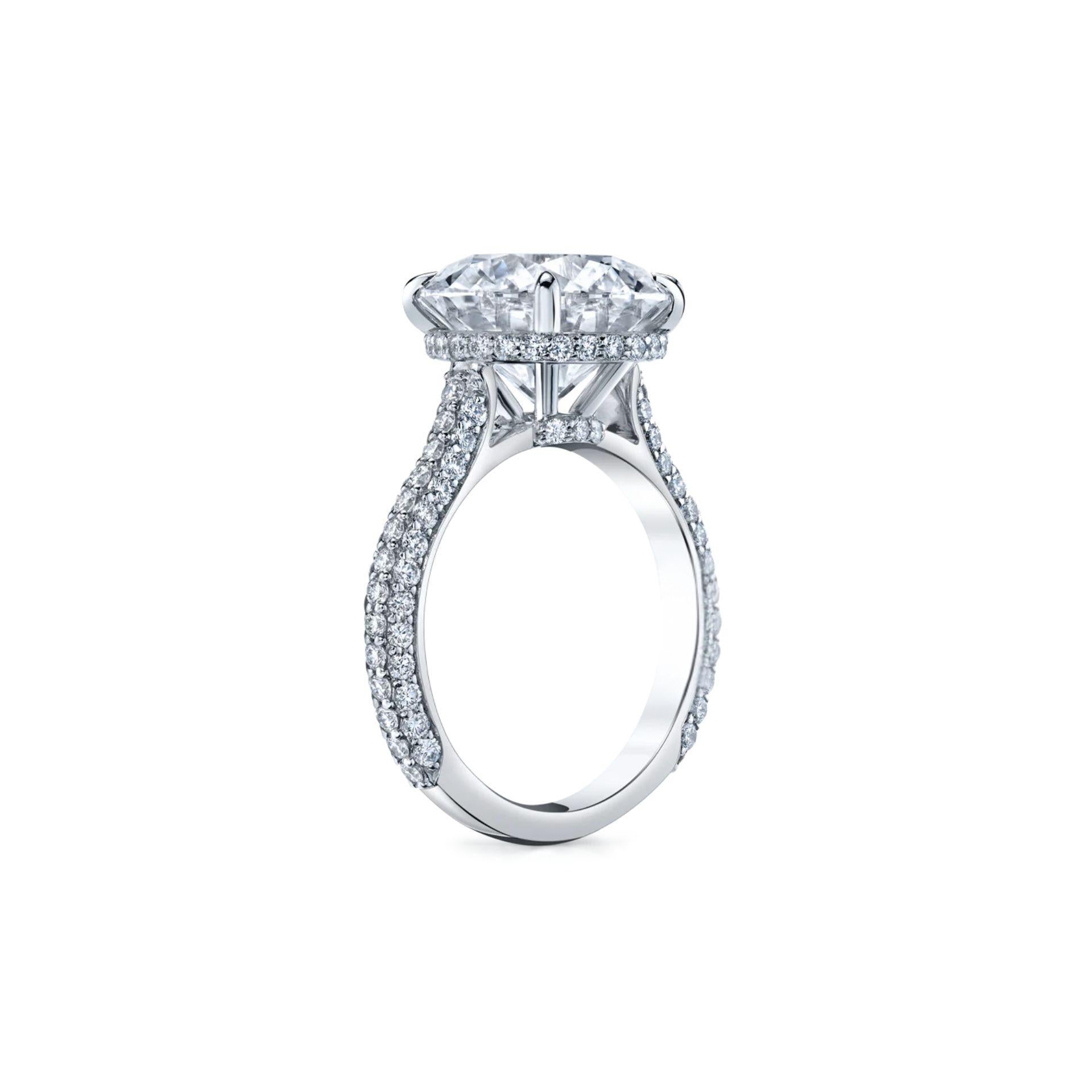 Dieser runde Brillantring mit 25,88 Karat ist ein bemerkenswertes Beispiel für zeitlose Eleganz und hervorragende Handwerkskunst. Das Herzstück ist ein Diamant der Farbe D, der höchsten Stufe für farblose Diamanten, und weist eine lupenreine