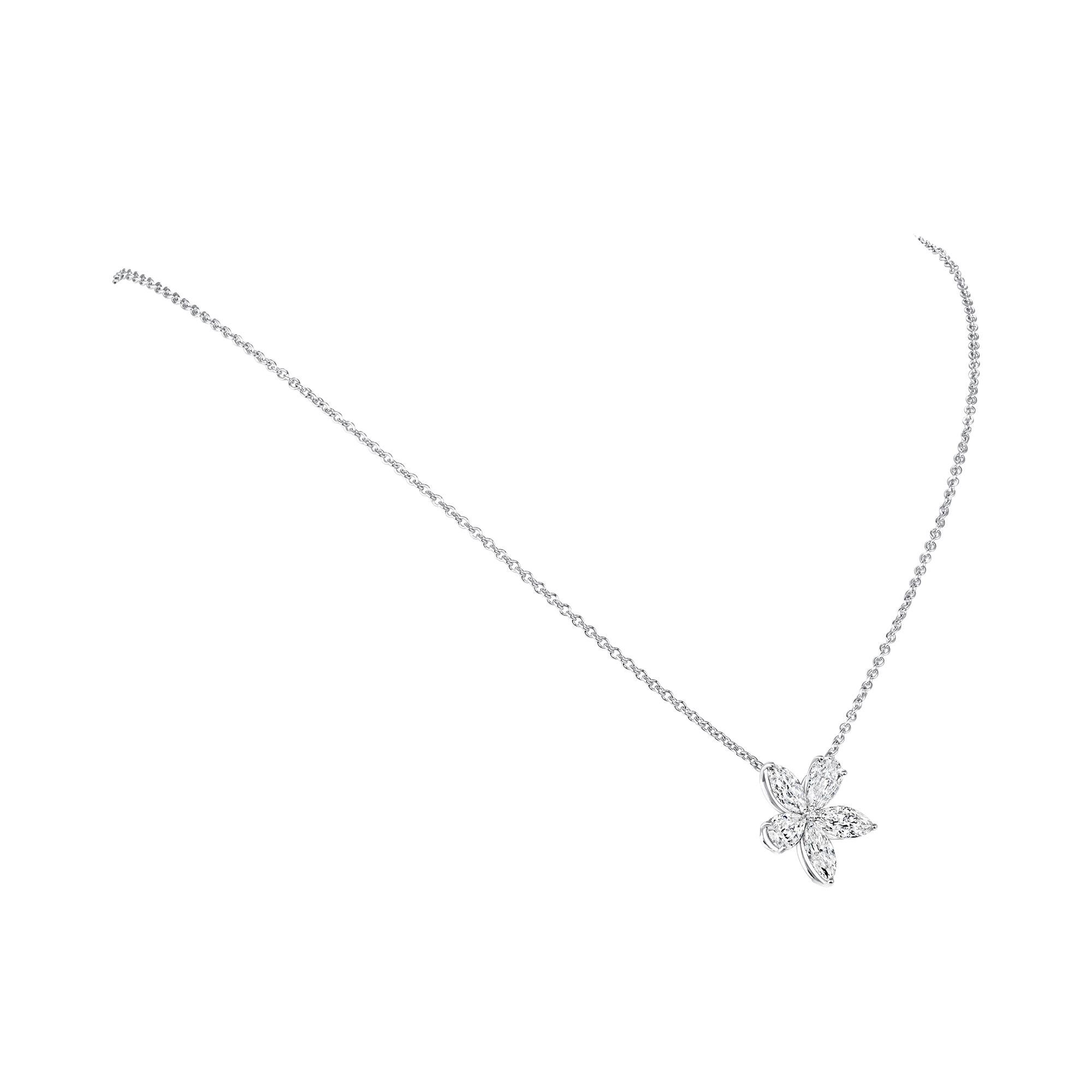 Questo pendente di diamanti in oro bianco 14K ha tre diamanti a forma di marquise e due a forma di pera di colore E-F, purezza SI con  un peso totale di 2,58 carati.