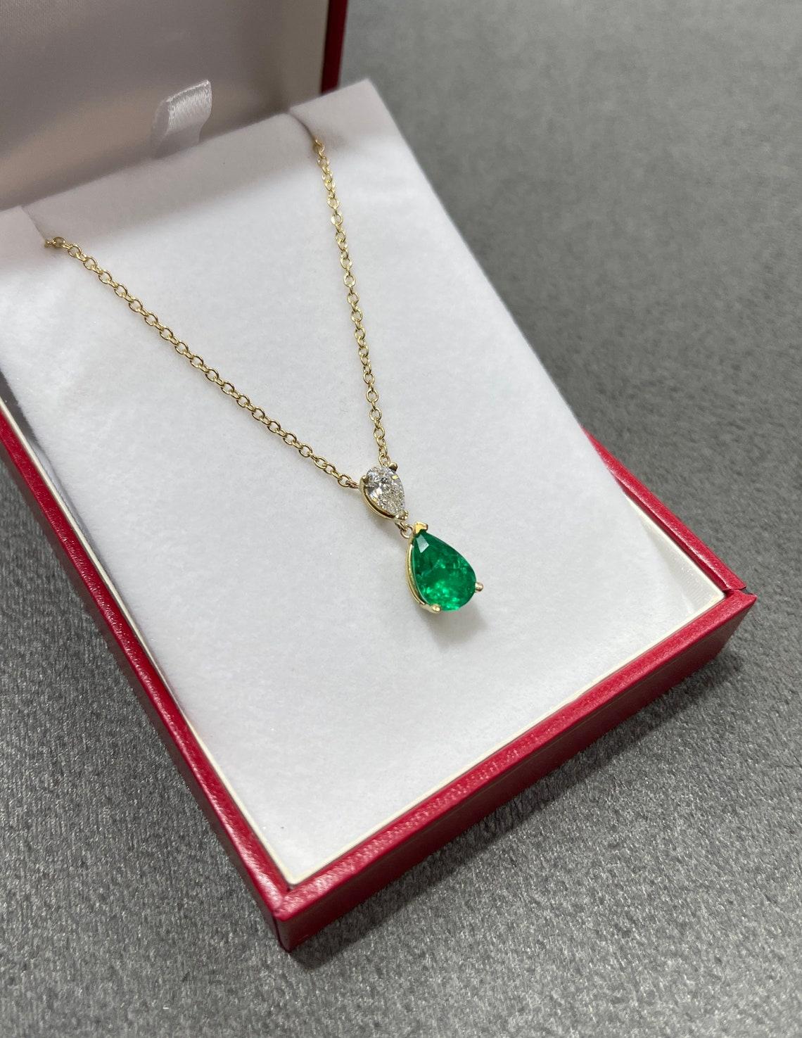Moderne Collier de 2,58 carats AAA+ 18 carats avec émeraudes de Colombie en poire et diamants en vente