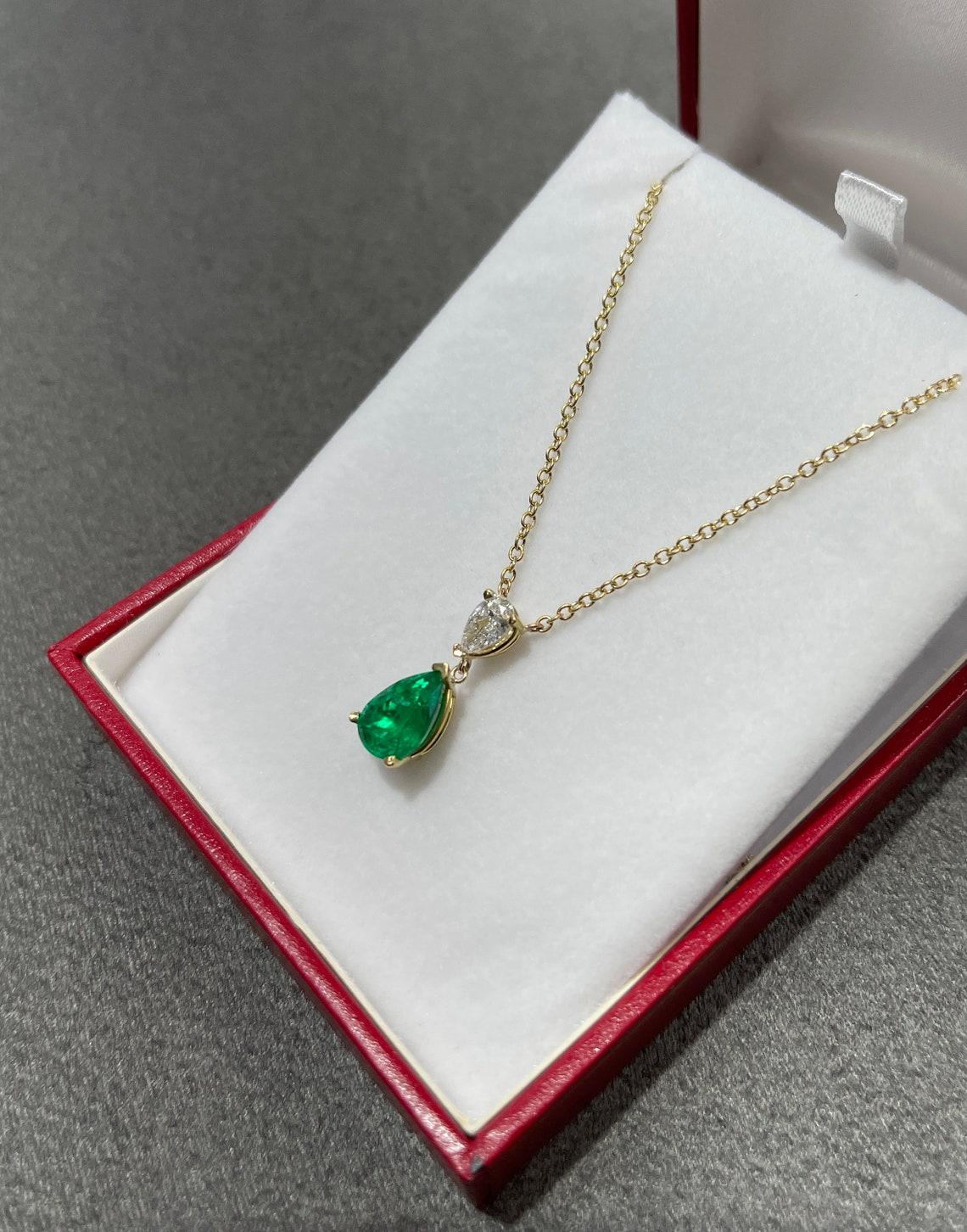 Taille poire Collier de 2,58 carats AAA+ 18 carats avec émeraudes de Colombie en poire et diamants en vente