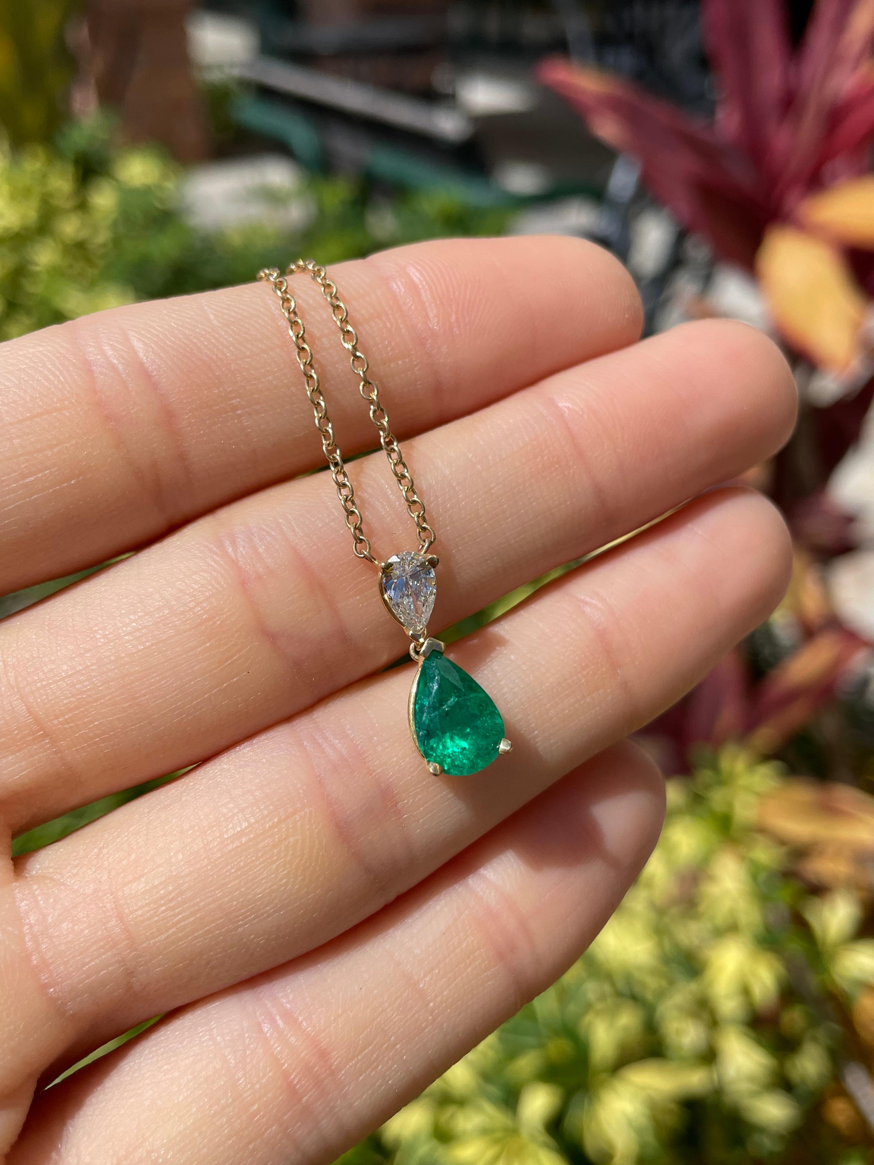 Collier de 2,58 carats AAA+ 18 carats avec émeraudes de Colombie en poire et diamants en vente 2
