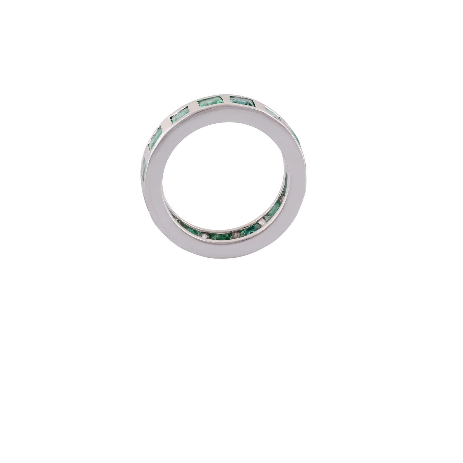 Modernist 2.59 Carat Clear Emerald classic Band in 18k White Gold For Sale