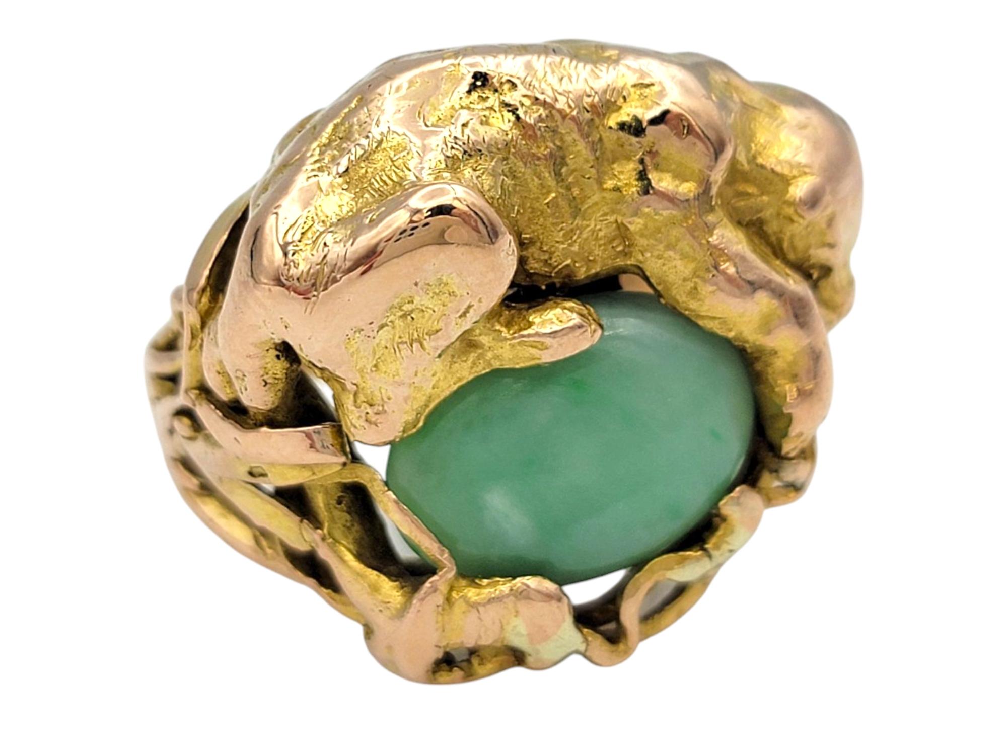 Misura dell'anello: 9

Celebra la bellezza naturale e il design audace con questo affascinante anello di giada. Al centro si trova una pietra di giada verde dal taglio ovale riccamente colorata, famosa per il suo simbolismo culturale e la sua