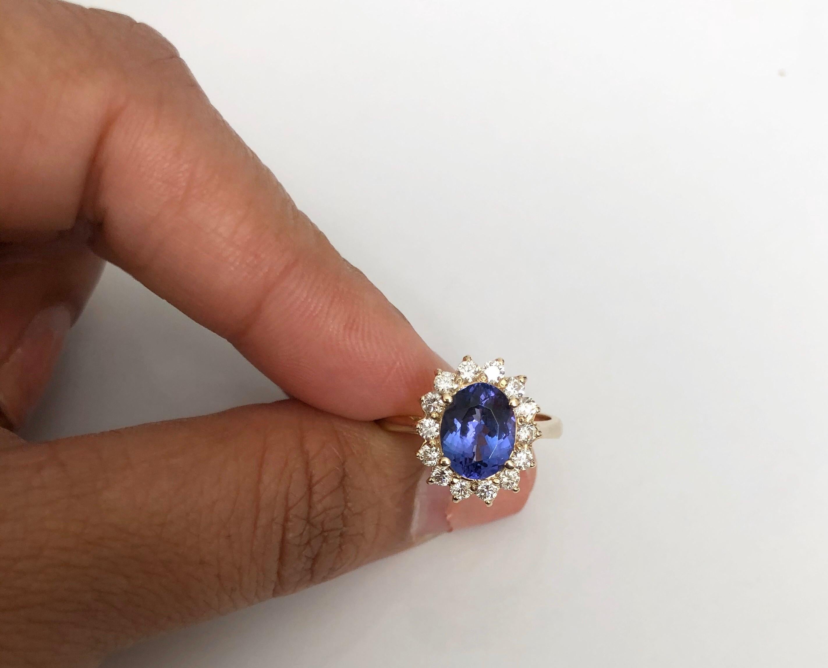 Bague en or jaune 14 carats avec tanzanite taille ovale de 2,59 carats et diamants Neuf - En vente à Los Angeles, CA