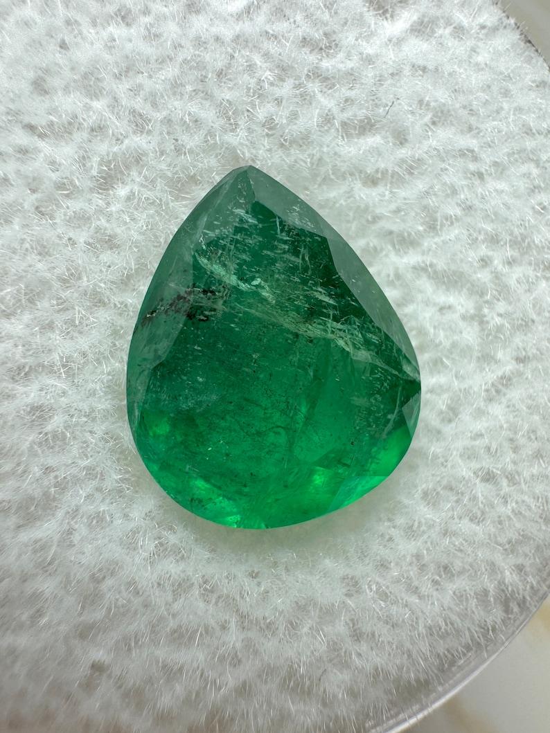 A. Stone: Smeraldo
Peso: 2,59 carati
Forma: Taglio a pera
Chiarezza: Trasparente
Lucentezza: Molto buono
Colore: Greene & Greene
Misure: 10,25 mm x 8,44 mm x 5,31 mm
Origine geografica: Colombia
Trattamento: Naturale, oliatura

Commenti: A causa