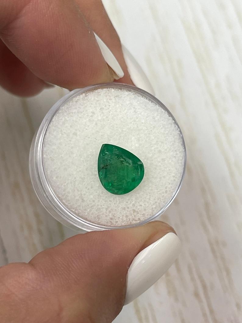 Moderno Smeraldo dello Zambia verde ricco da 2,59 carati - Gemma di maggio a goccia con taglio a pera in vendita