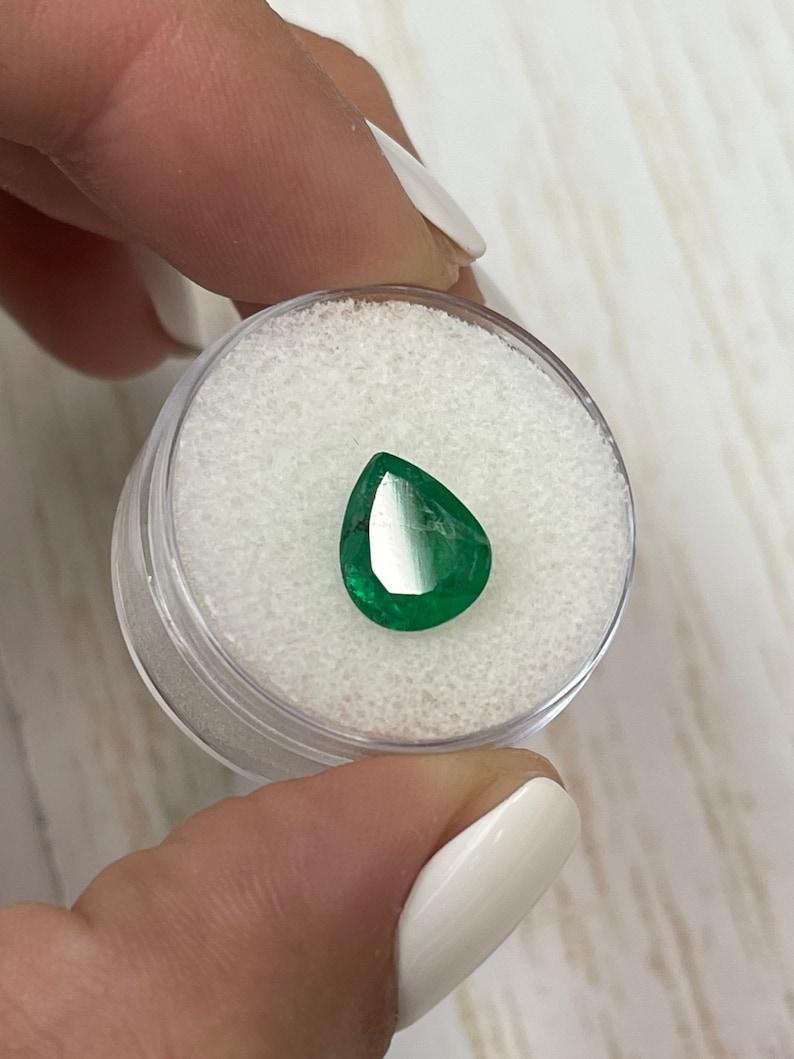 Smeraldo dello Zambia verde ricco da 2,59 carati - Gemma di maggio a goccia con taglio a pera In condizioni Nuovo in vendita a Jupiter, FL