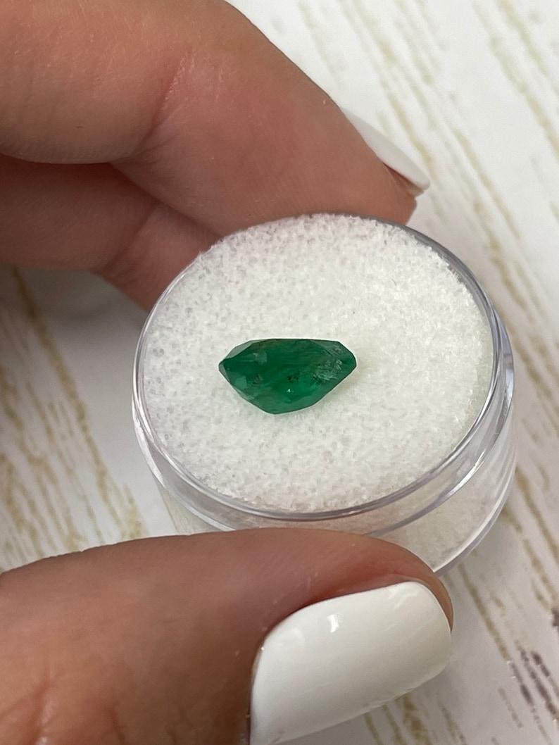 Smeraldo dello Zambia verde ricco da 2,59 carati - Gemma di maggio a goccia con taglio a pera in vendita 2