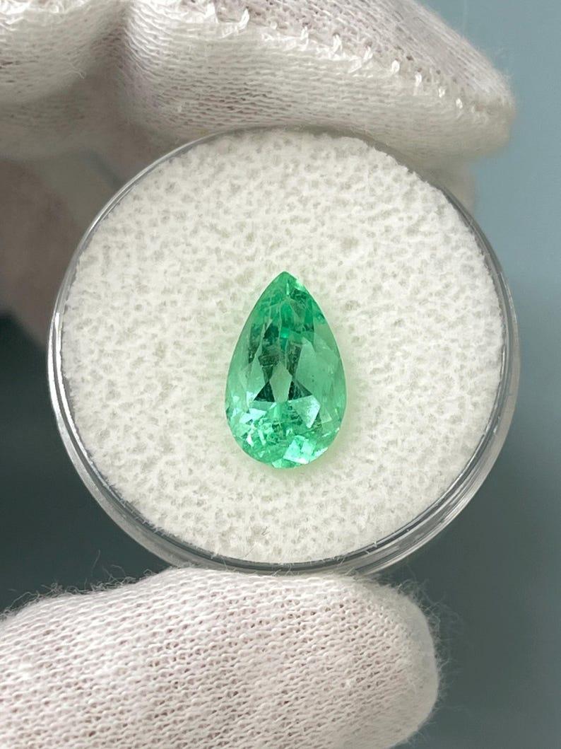 A. Stone: Smeraldo
Peso: 2,59 carati
Forma: Taglio a pera
Chiarezza: Trasparente
Lucentezza: Eccellente-Molto buona
Colore: Verde giallastro medio chiaro
Misure: 11,94 mm x 7,43 mm x 5,84 mm
Origine geografica: Colombia
Trattamento: Naturale,
