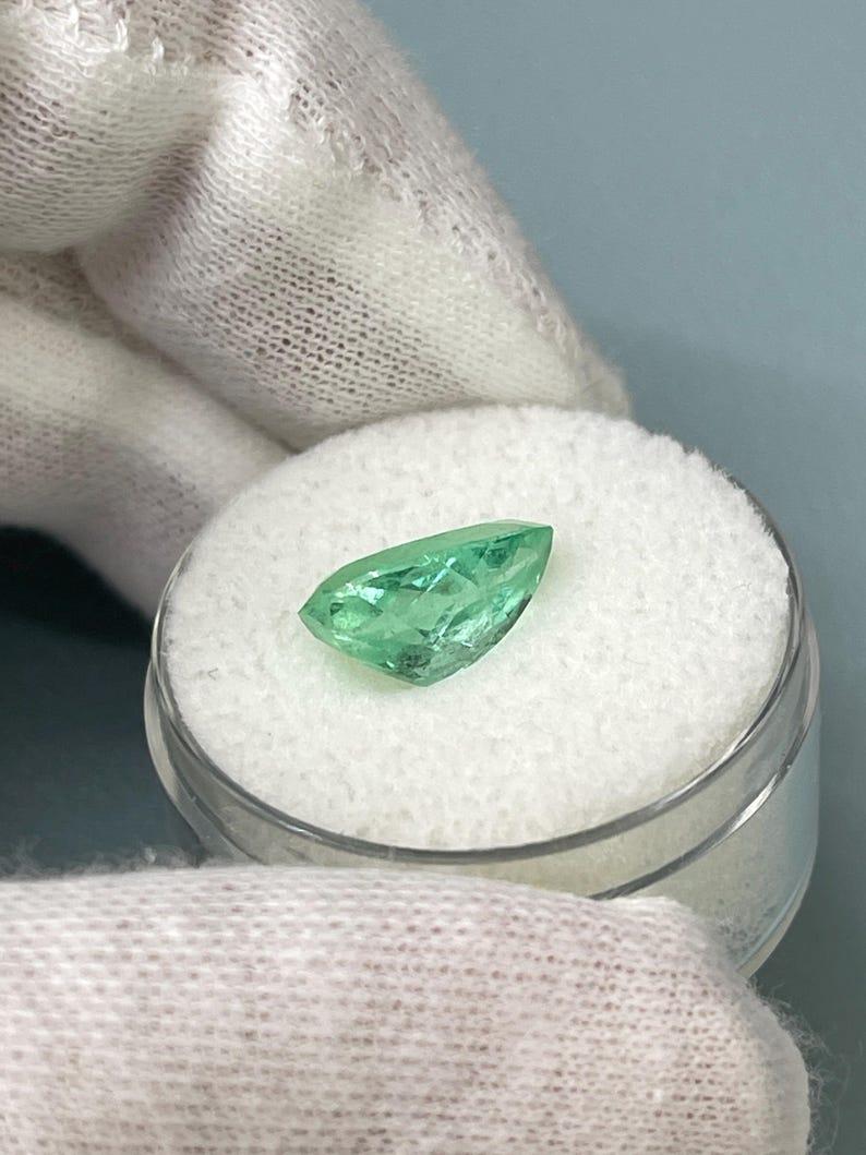 Smeraldo colombiano trasparente da 2,59 carati - Gemma di maggio dal taglio a pera in vendita 1