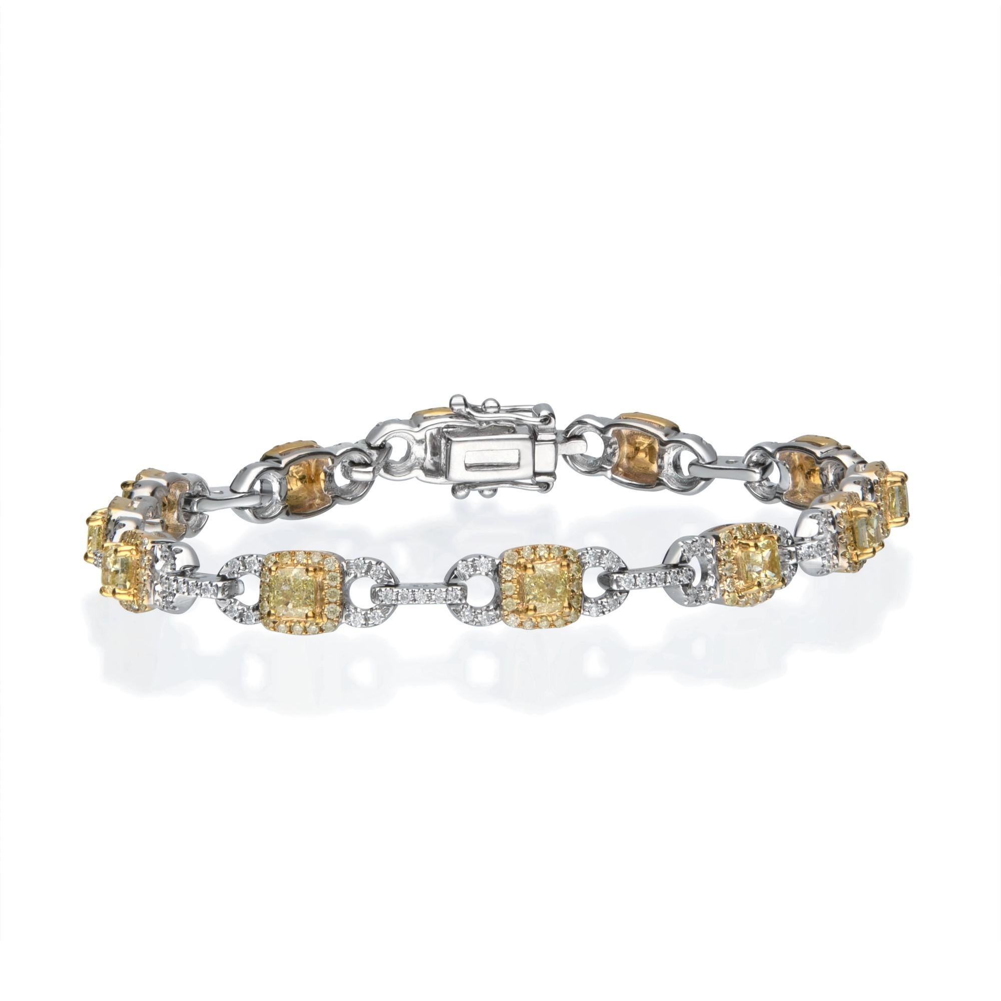 Faites preuve d'élégance avec ce bracelet en or bicolore 14 carats de Gin and Grace. Ce bracelet est composé de diamants blancs de taille ronde (348 pièces) de 1,30 carat, de diamants jaunes (12 pièces) de 1,86 carat. Ce bracelet pèse 13,28 grammes.