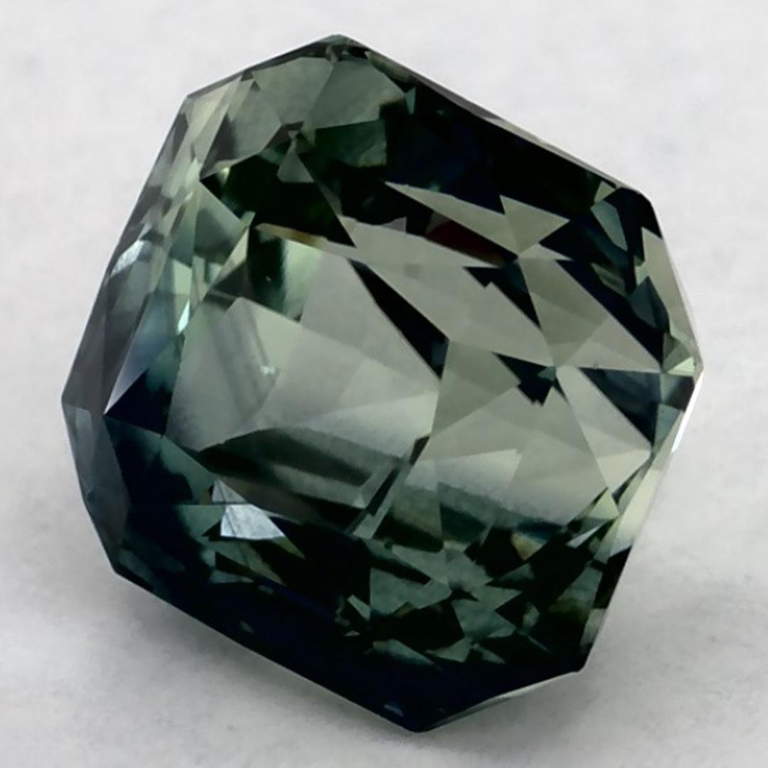 Ottagono 2.59 Ct Green Sapphire Octagon Cut Loose Gemstone in vendita