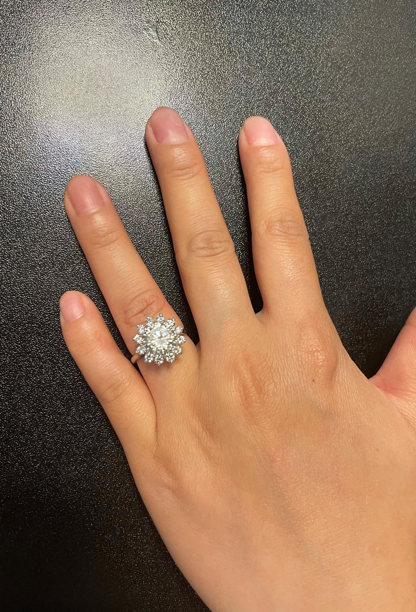 A 2,59 ct. M VVS2 Runder Diamantring mit Diamanten besetzt aus Platin. Das Gewicht der seitlichen Diamanten: 0.80 cts. Die Ringgröße ist US 6.25. Das Gesamtgewicht des Rings beträgt 5,98 Gramm. 
