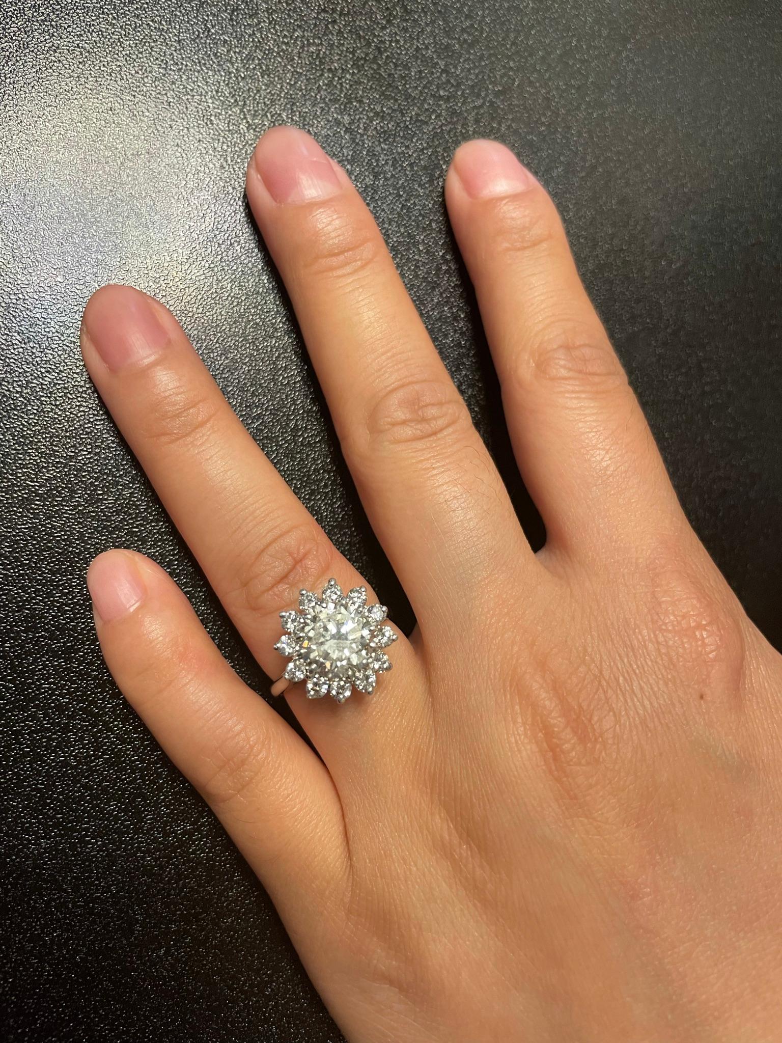 2.59 Karat VVS2 Runder Diamantring mit Diamanten akzentuiert, Platin 4