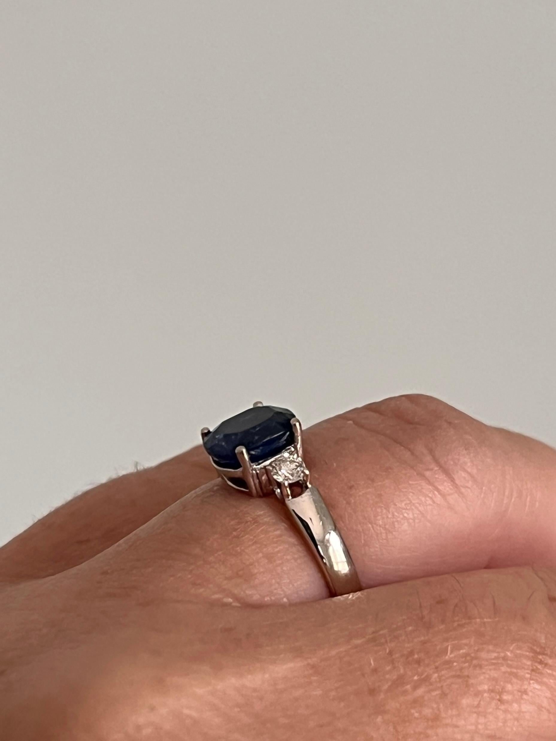 Anello con zaffiro blu scuro taglio cuscino 2,59 e diamante in oro bianco 18 carati in vendita 4