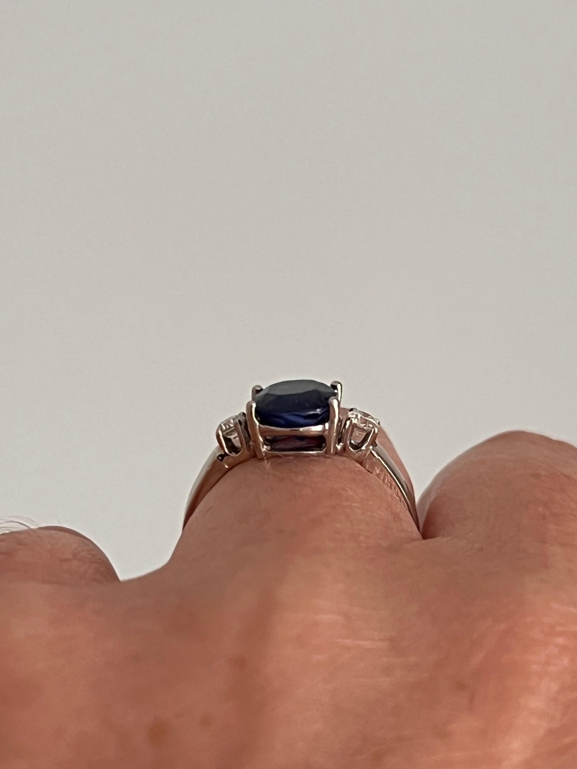 Anello con zaffiro blu scuro taglio cuscino 2,59 e diamante in oro bianco 18 carati in vendita 5