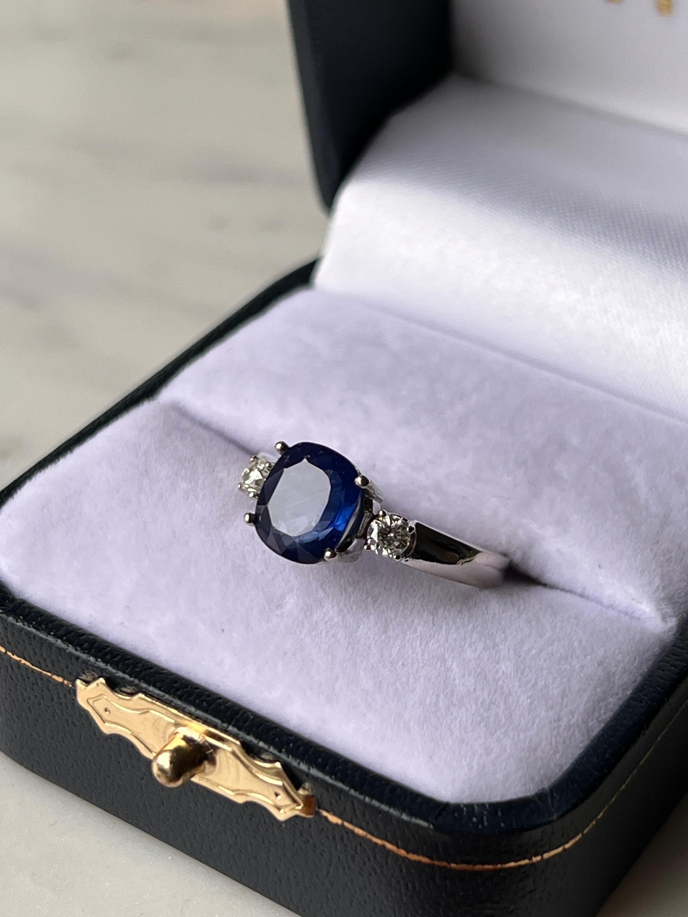Contemporaneo Anello con zaffiro blu scuro taglio cuscino 2,59 e diamante in oro bianco 18 carati in vendita