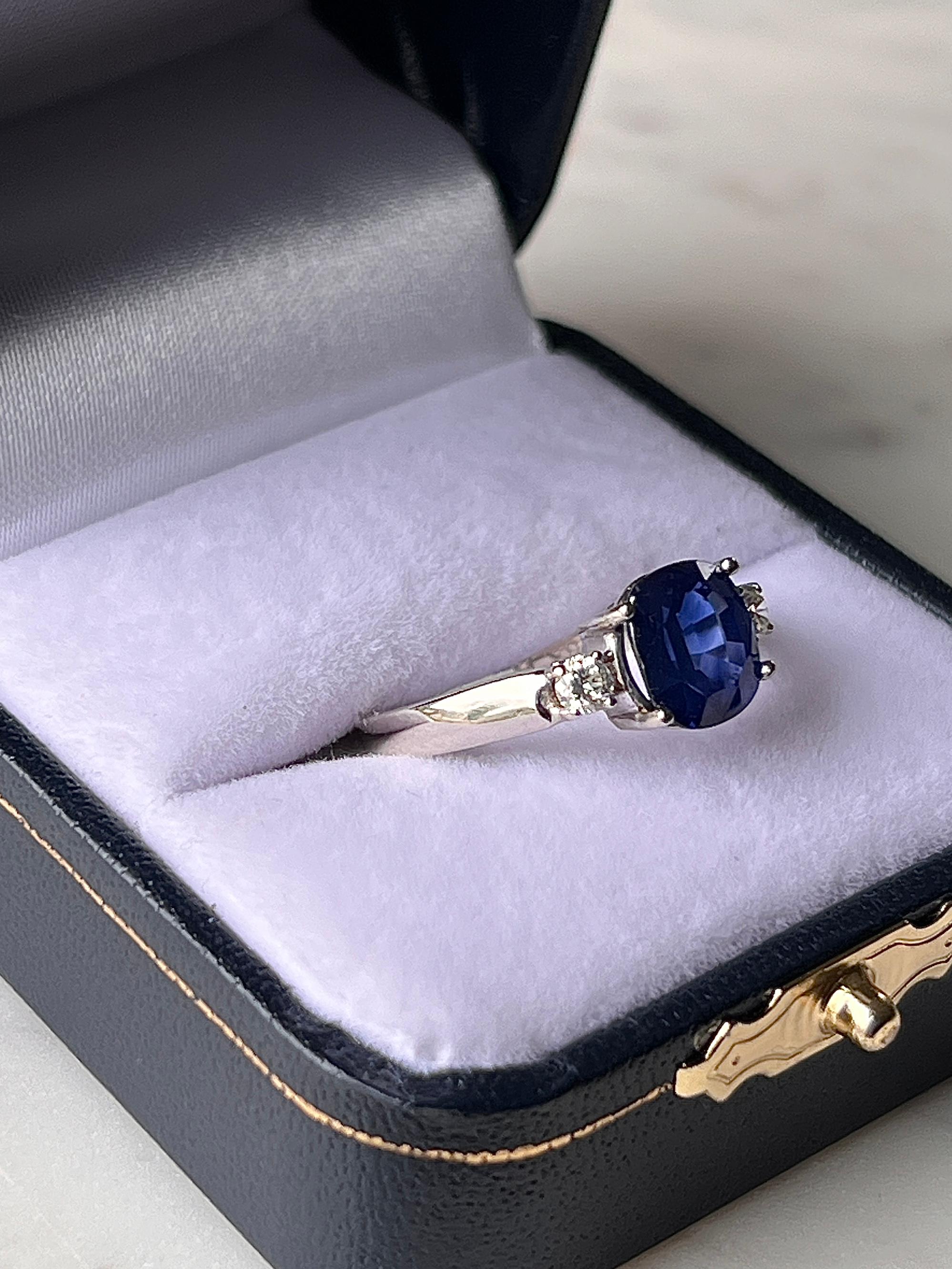 Taglio cuscino Anello con zaffiro blu scuro taglio cuscino 2,59 e diamante in oro bianco 18 carati in vendita