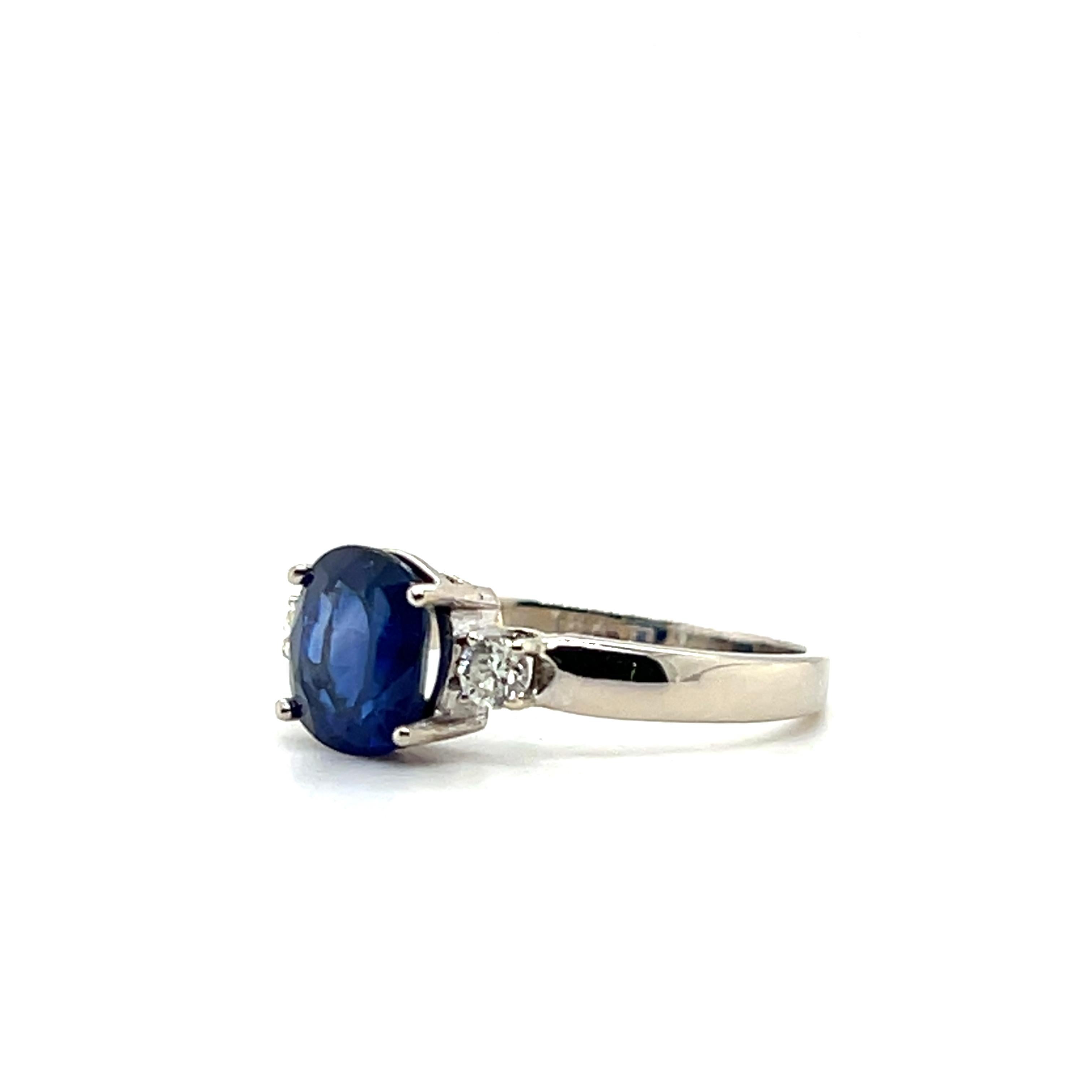 Anello con zaffiro blu scuro taglio cuscino 2,59 e diamante in oro bianco 18 carati In condizioni buone in vendita a Towson, MD