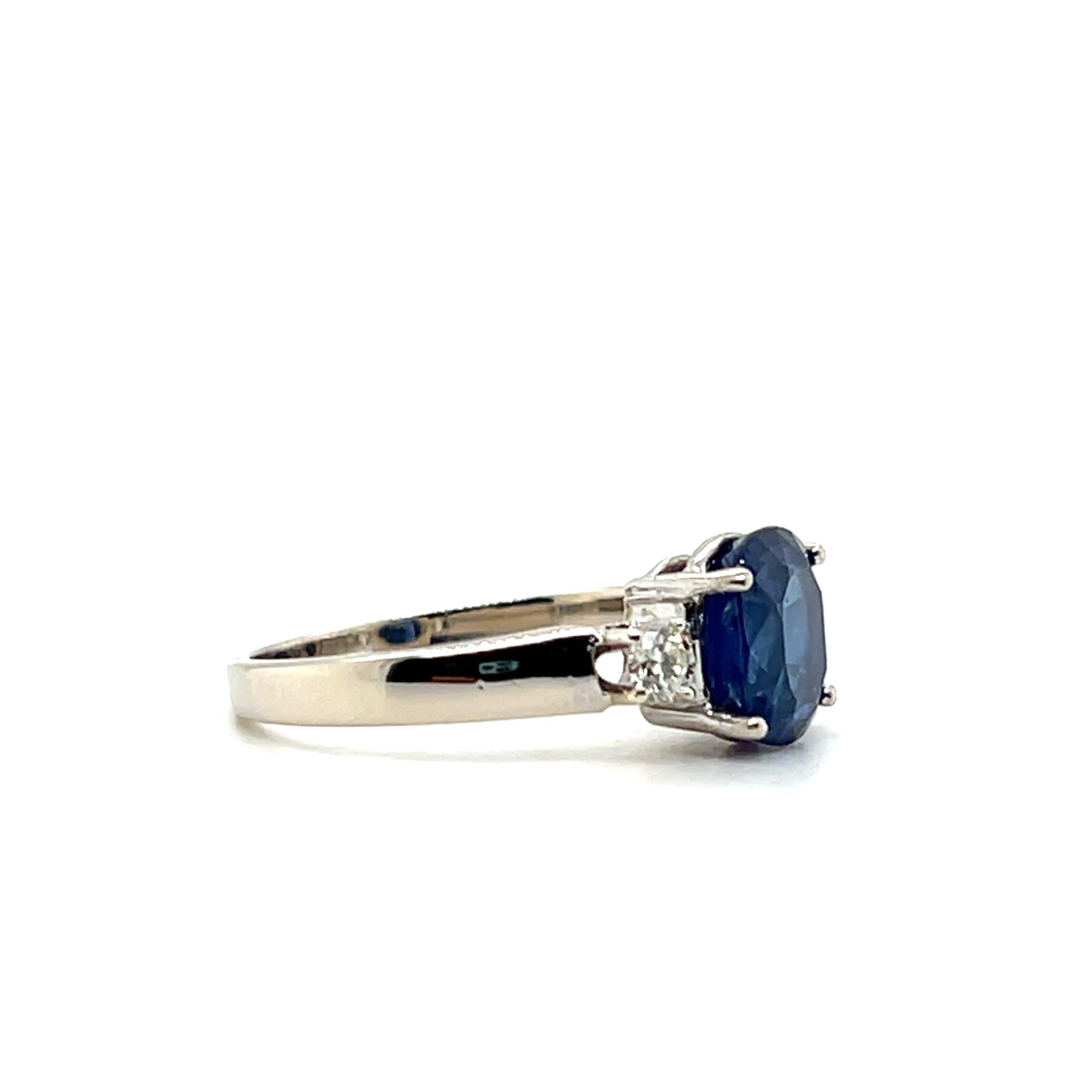 da uomo o donna Anello con zaffiro blu scuro taglio cuscino 2,59 e diamante in oro bianco 18 carati in vendita