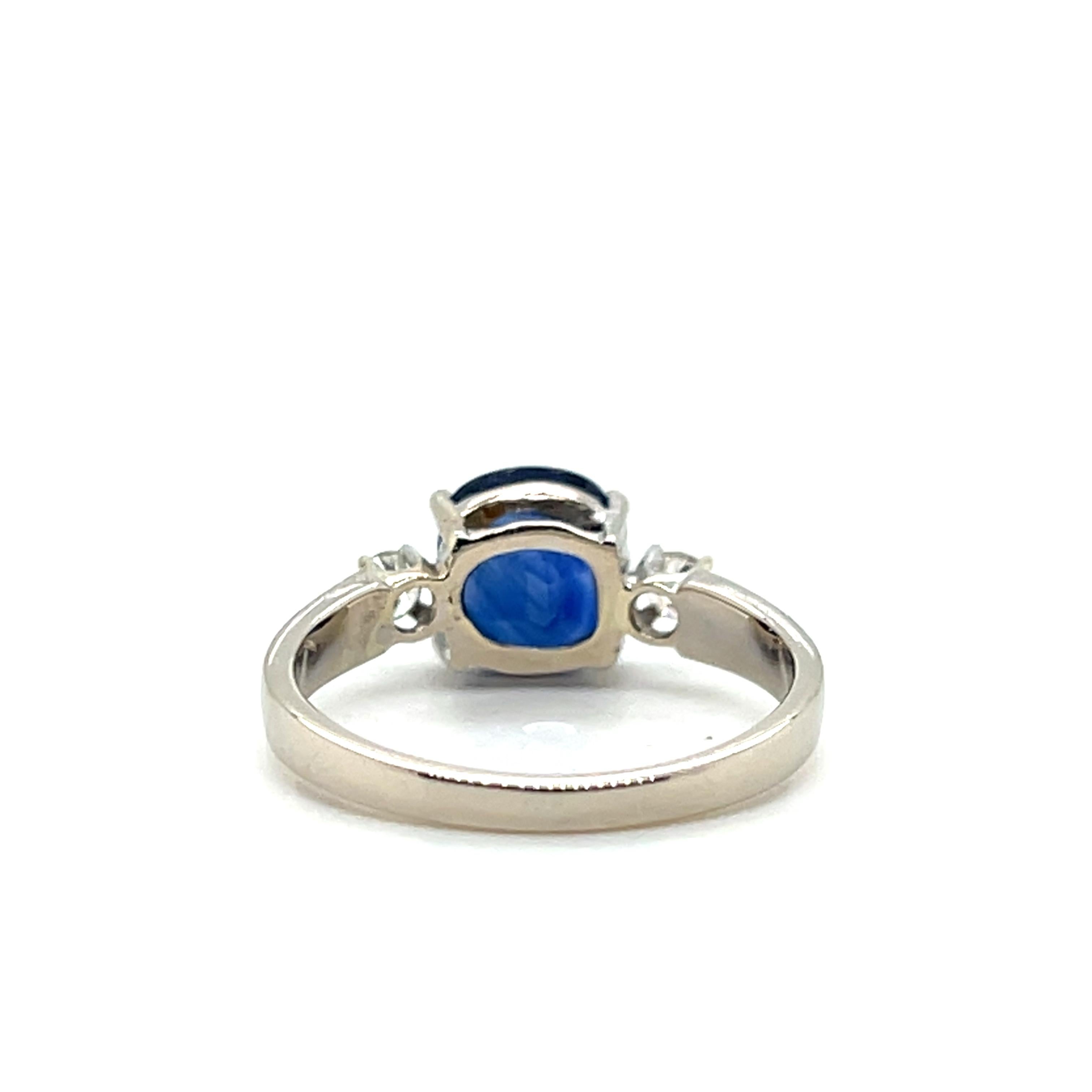 Anello con zaffiro blu scuro taglio cuscino 2,59 e diamante in oro bianco 18 carati in vendita 1