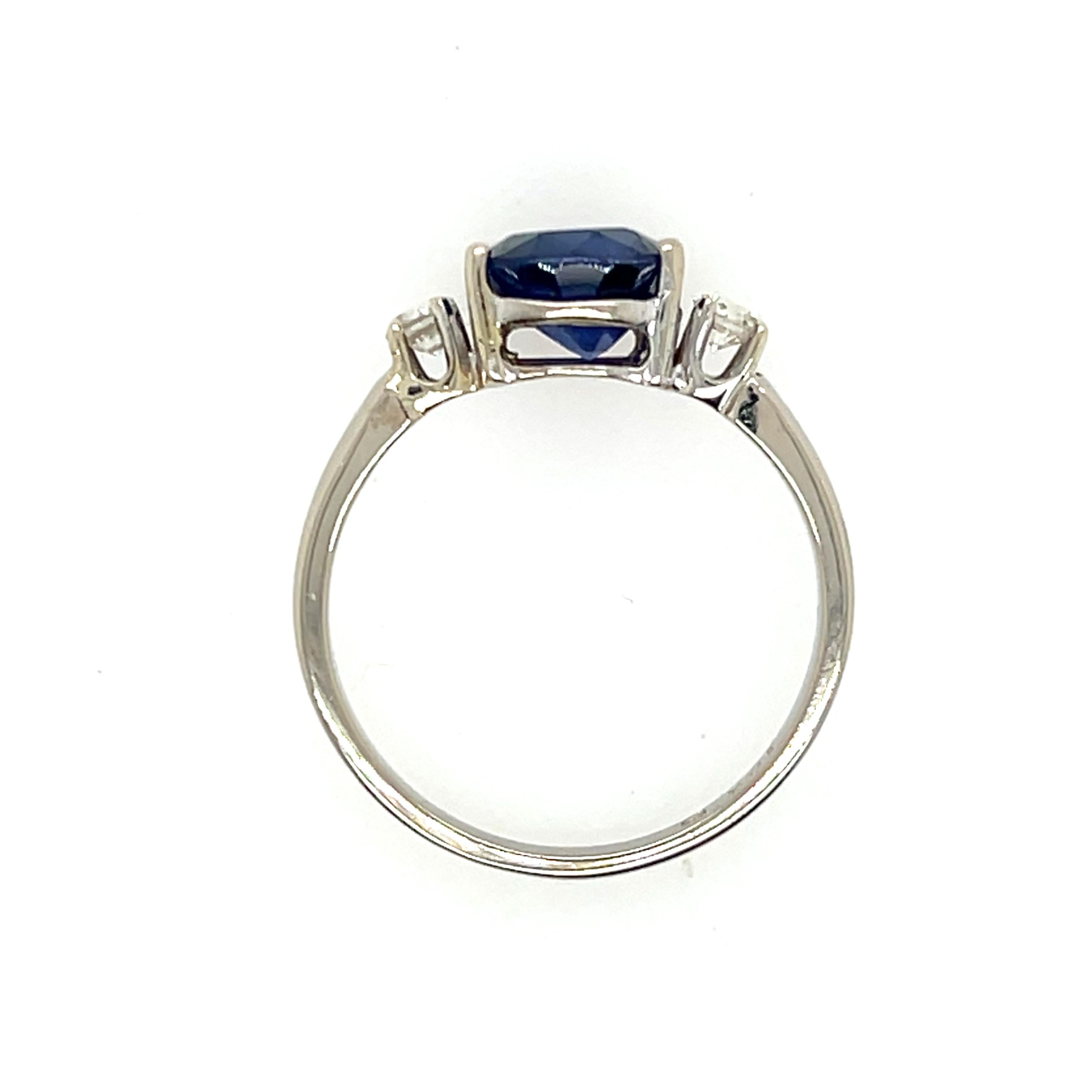 Anello con zaffiro blu scuro taglio cuscino 2,59 e diamante in oro bianco 18 carati in vendita 2