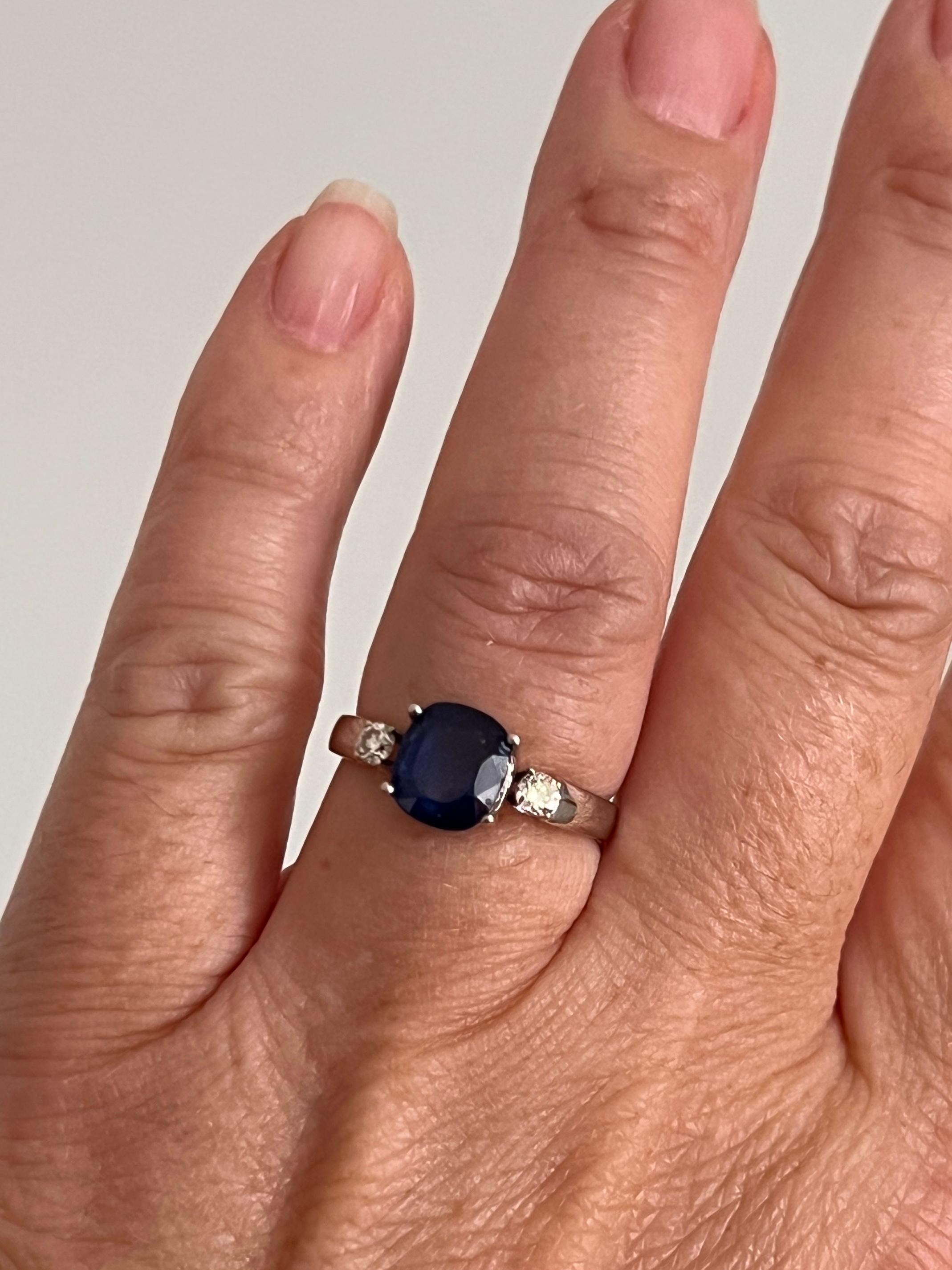 Anello con zaffiro blu scuro taglio cuscino 2,59 e diamante in oro bianco 18 carati in vendita 3