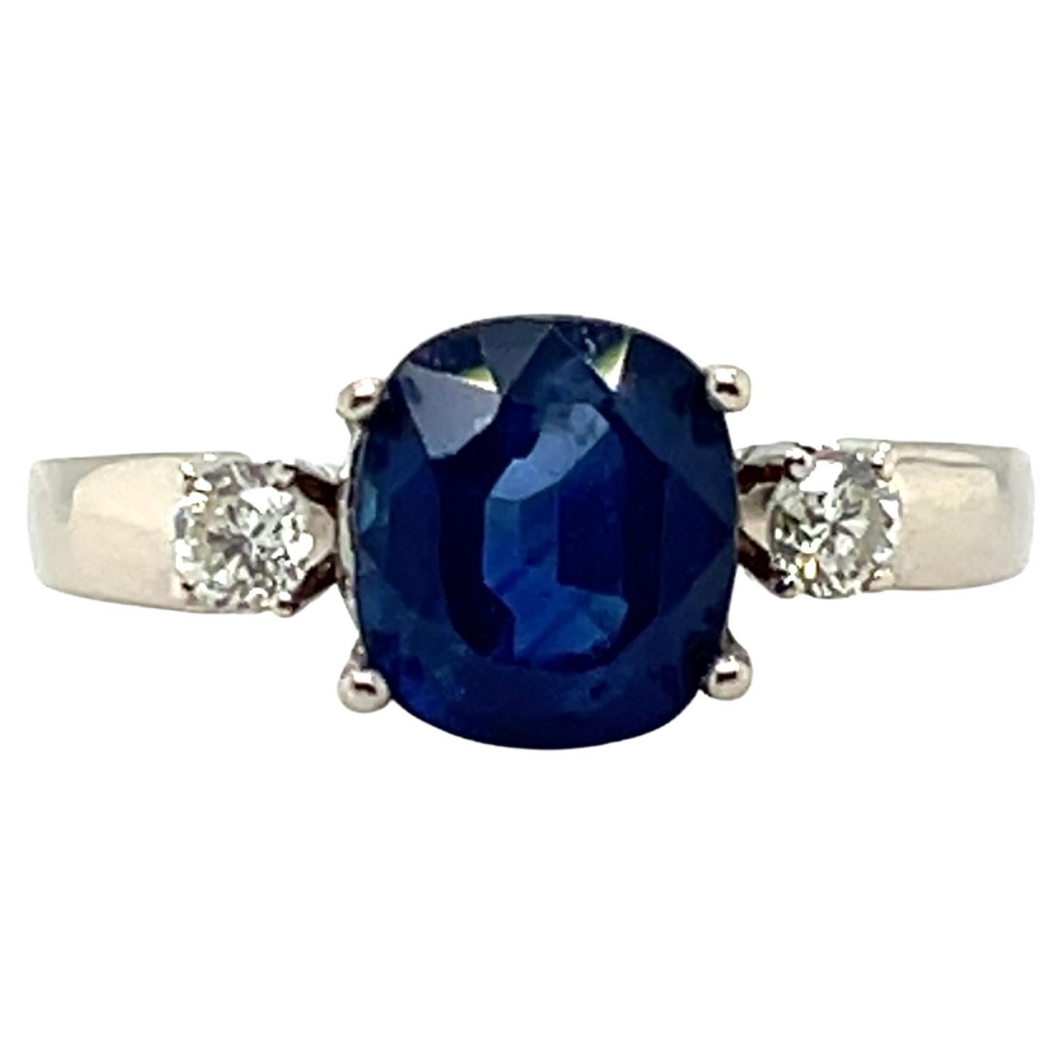 2.59 Saphir bleu foncé taillé en coussin et diamant Bague en or blanc 18k