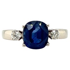 2.59 Saphir bleu foncé taillé en coussin et diamant Bague en or blanc 18k