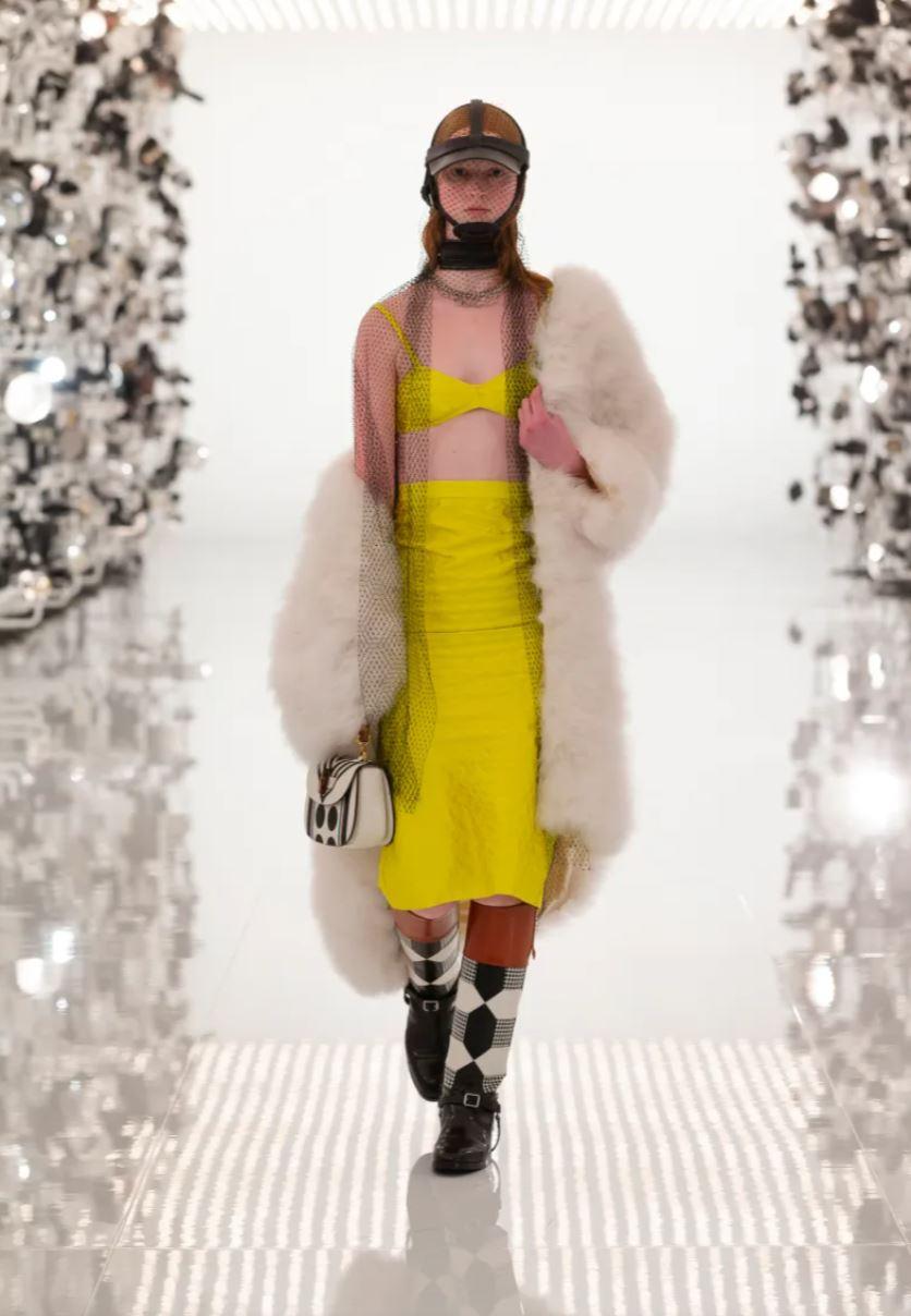 Nuevo con caja
$2595
Otoño 2021
Talla: 38.5
Alessandro Michele
Botas de piel hasta la rodilla Gucci
Negro, blanco y marrón
Acento geométrico y enganche entrelazado Horsebit
Dedos redondos
Tacones en bloque
Incluye caja 

Circunferencia: