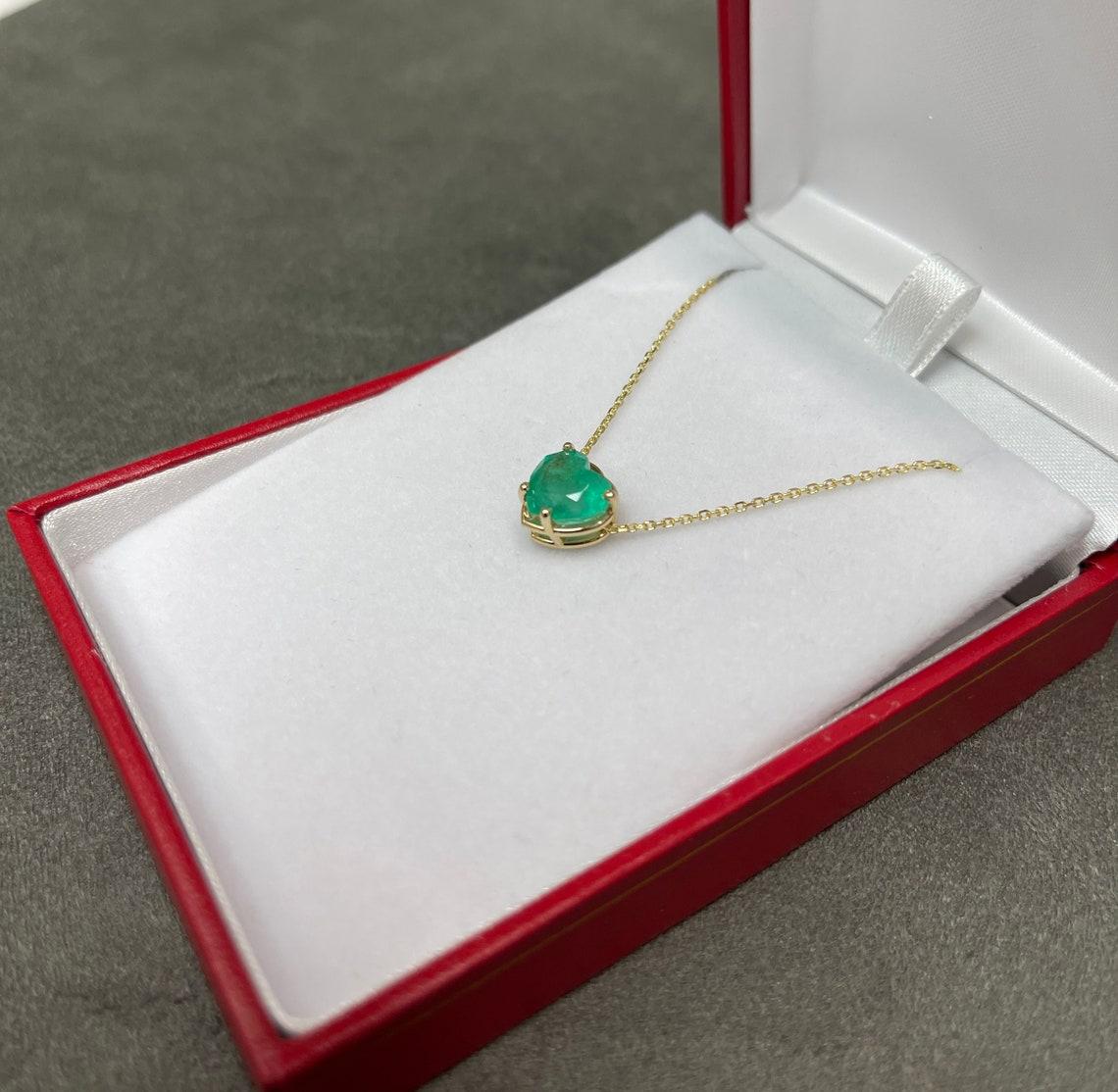 Pendentif solitaire en or 14 carats avec émeraude de Colombie taille cœur de 2,59 carats Neuf - En vente à Jupiter, FL
