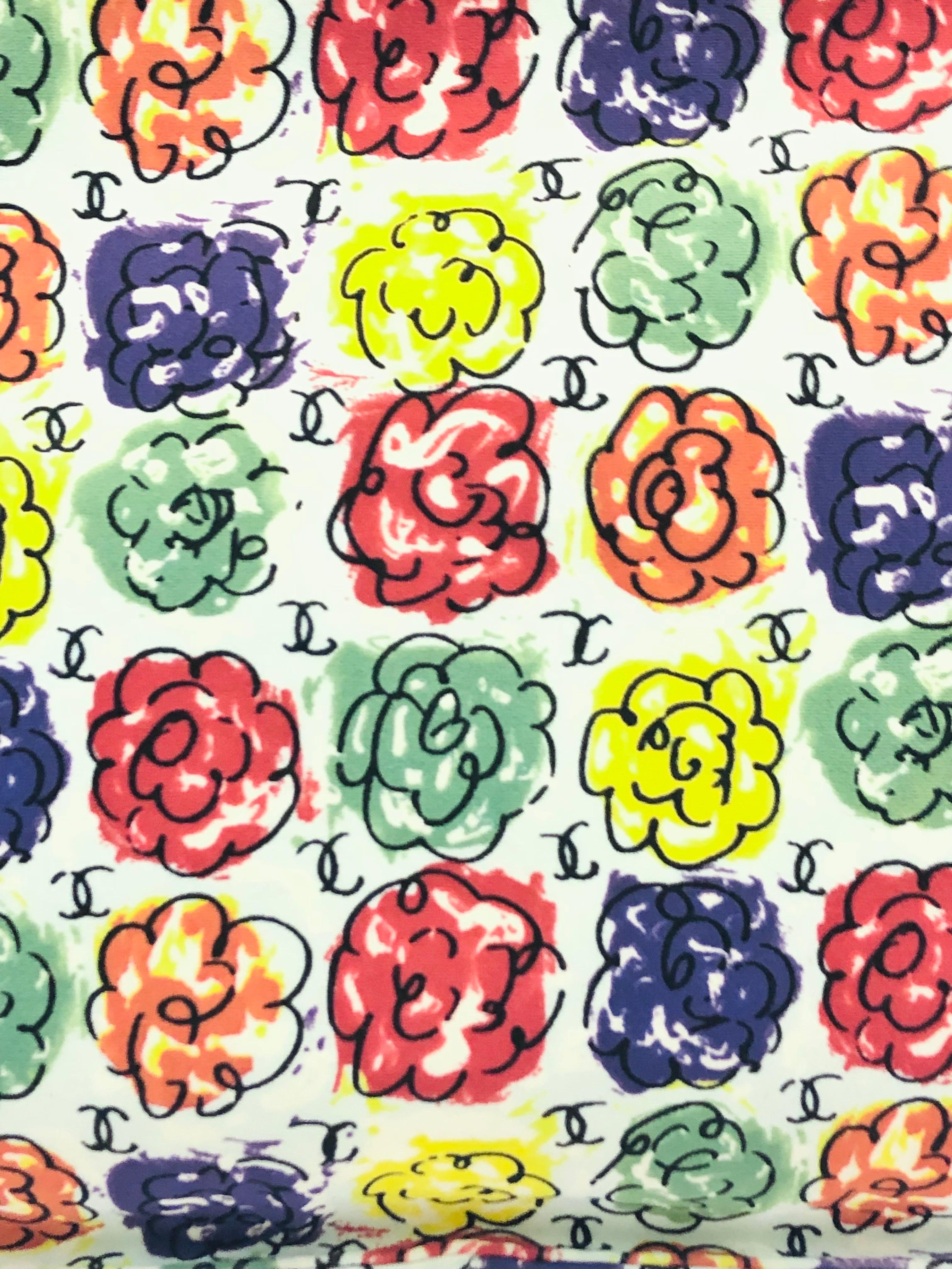 - Nous aimons toujours un imprimé emblématique sur une pièce de créateur ! Ce petit sac fourre-tout en nylon imprimé Camellia CC multicolore du printemps/été 1997 à 1999 de Chanel en fait certainement partie. 

- Whiting, imprimé camélia blanc,