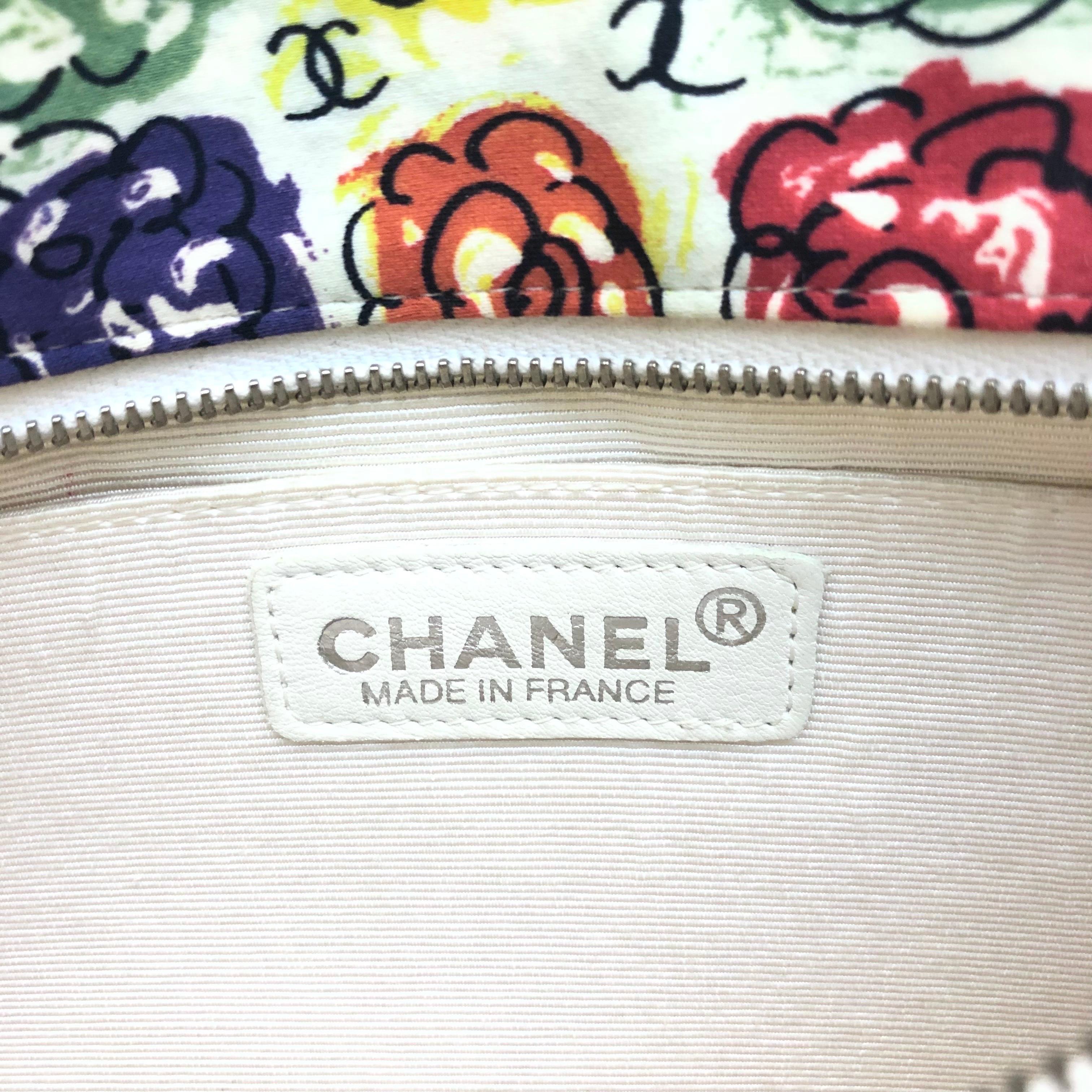 Petit sac fourre-tout Chanel 25 cm multicolore Camélia CC imprimé Bon état - En vente à Sheung Wan, HK