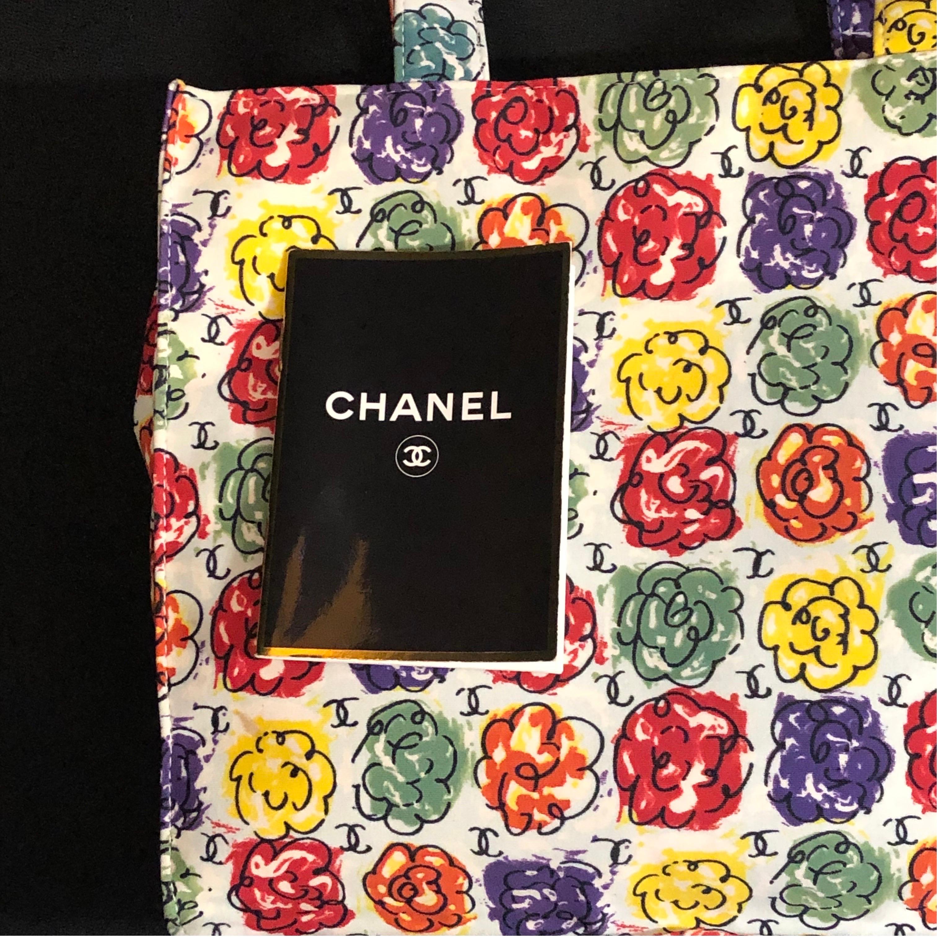 Petit sac fourre-tout Chanel 25 cm multicolore Camélia CC imprimé en vente 3