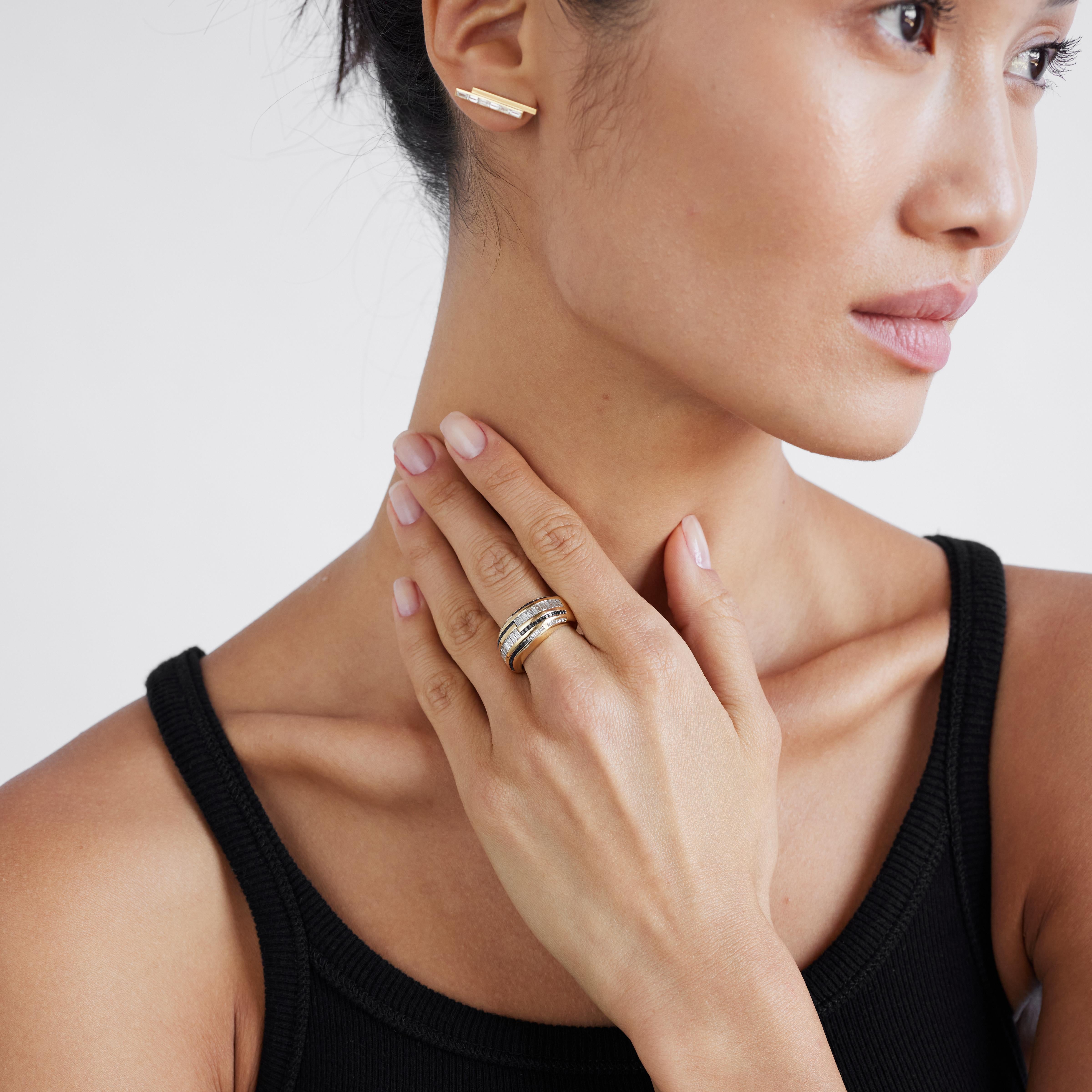 En venta: Anillo de cóctel de oro de 18 quilates con diamantes talla baguette y princesa y zafiro de 2,5 quilates  4