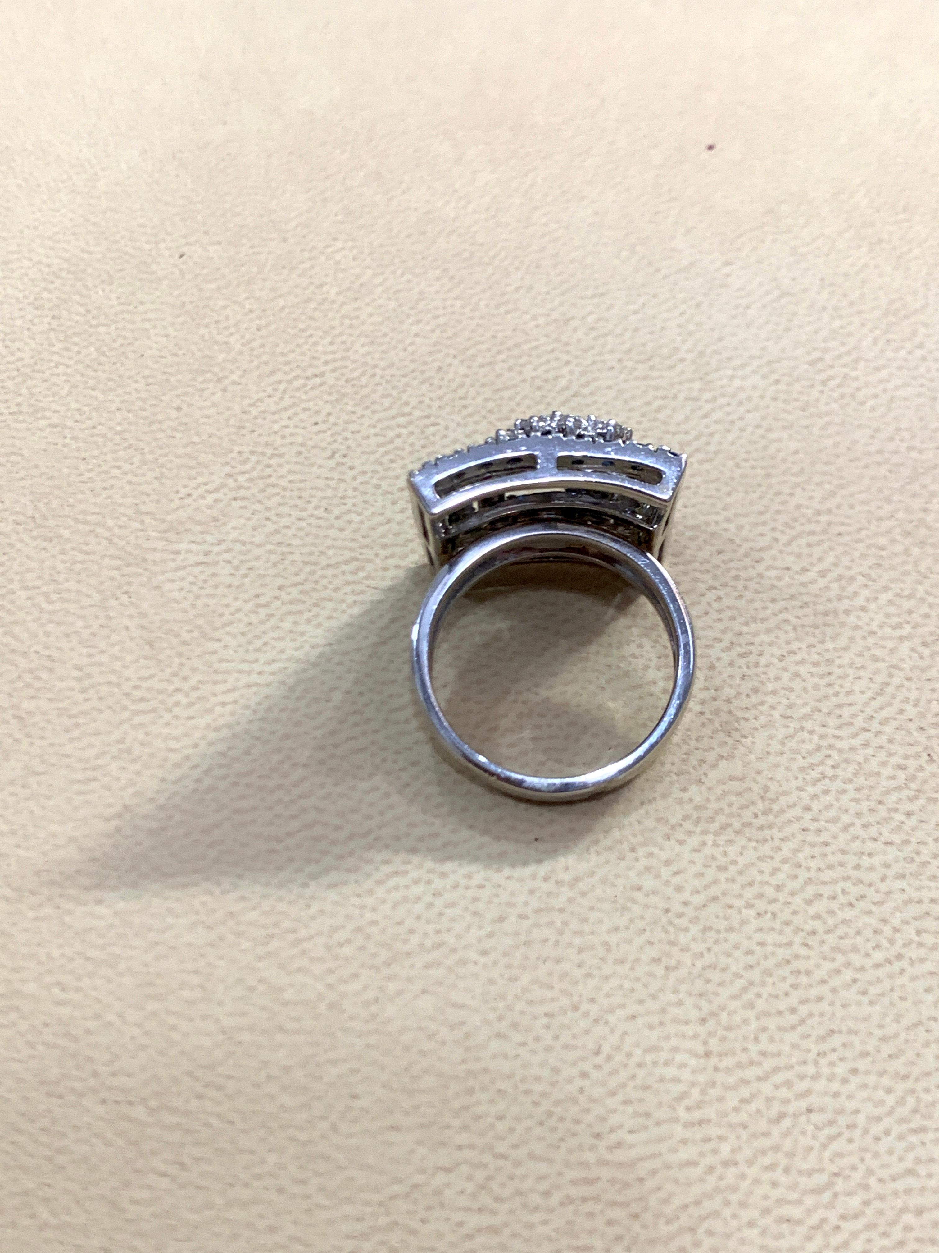 2.5 Carat Blue Sapphire and .65 Ct Diamond Cocktail Ring in 18 Karat Gold Estate en vente 11