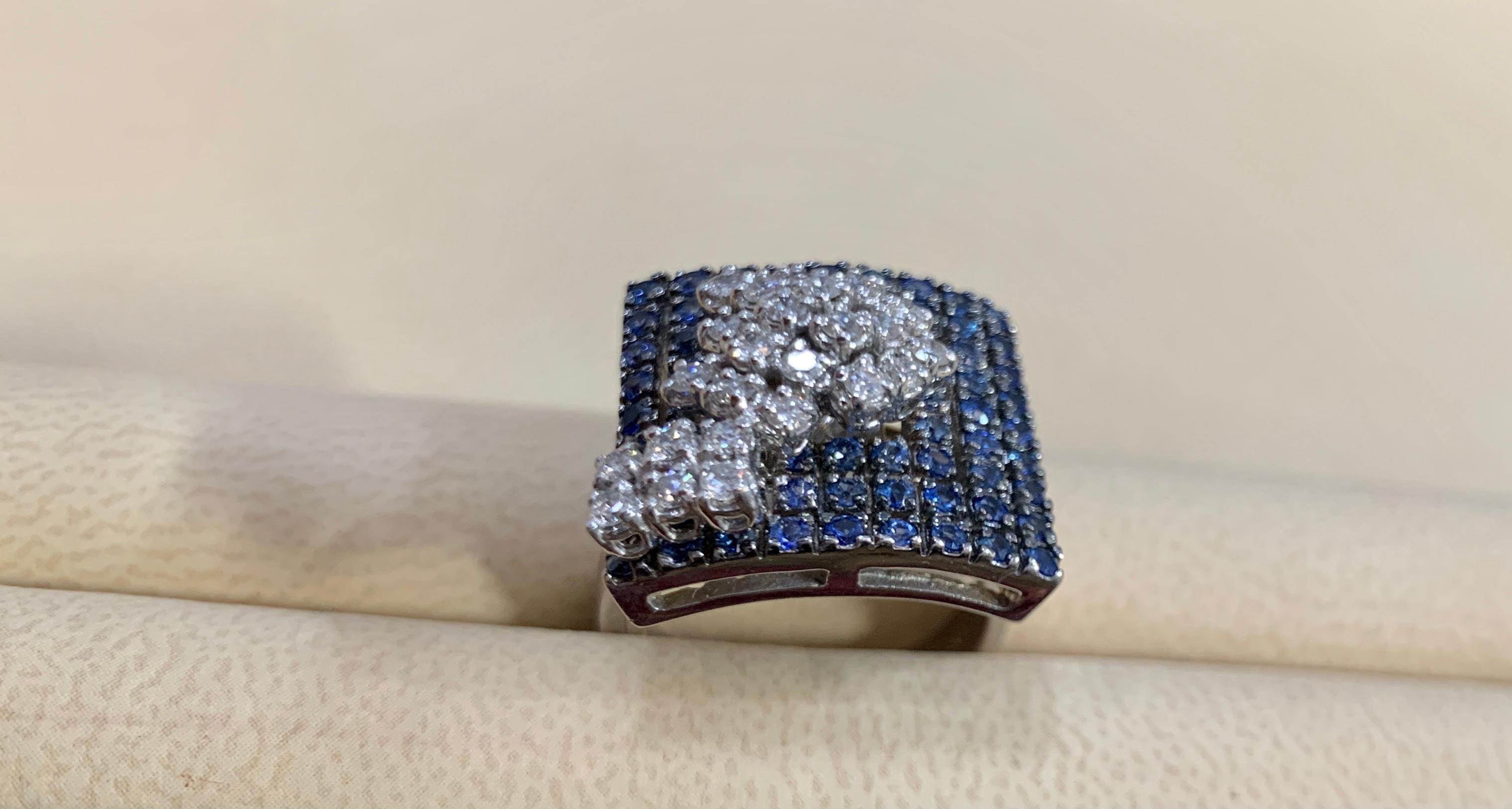 2.5 Carat Blue Sapphire and .65 Ct Diamond Cocktail Ring in 18 Karat Gold Estate Pour femmes en vente