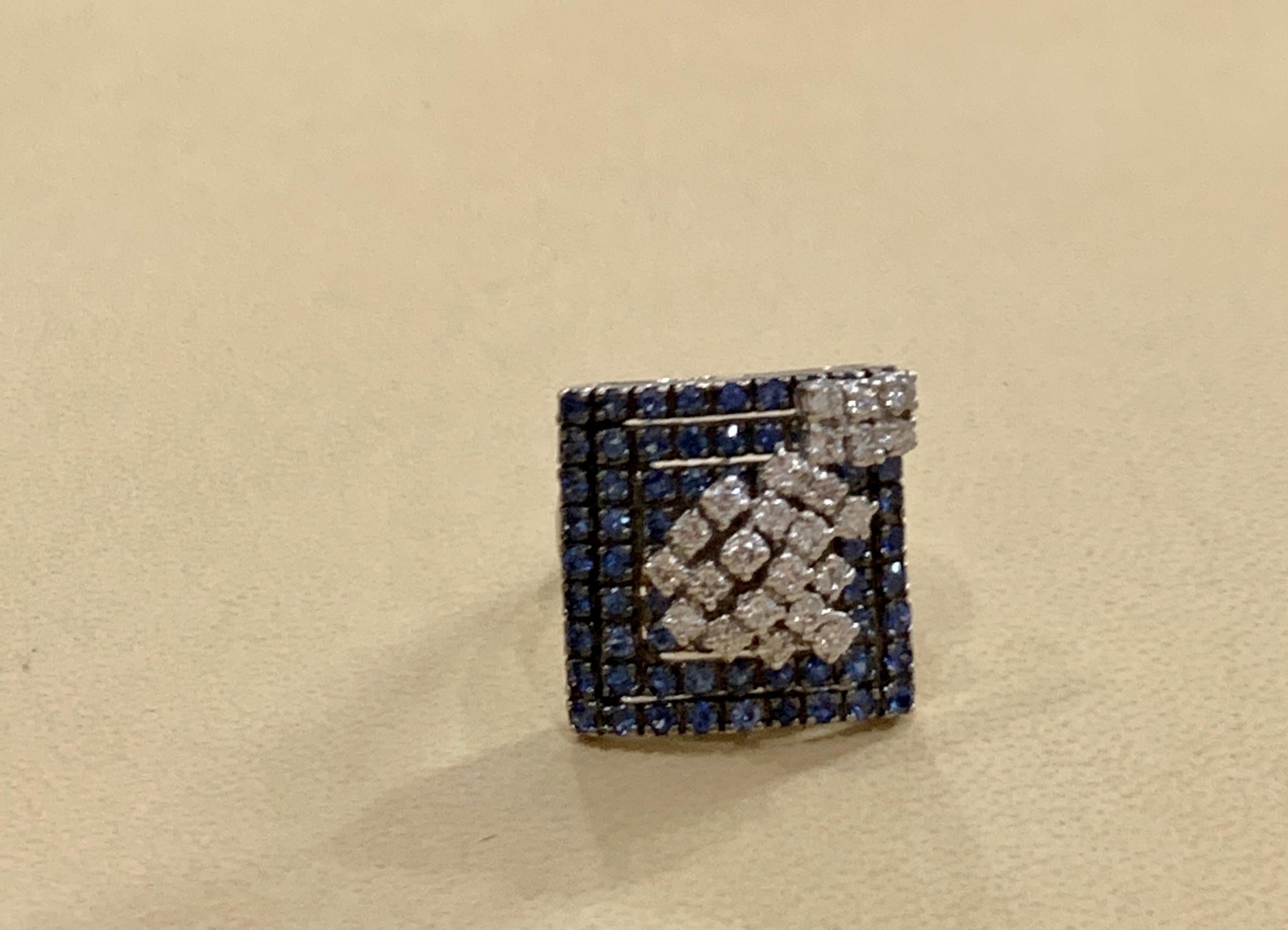 2.5 Carat Blue Sapphire and .65 Ct Diamond Cocktail Ring in 18 Karat Gold Estate en vente 3