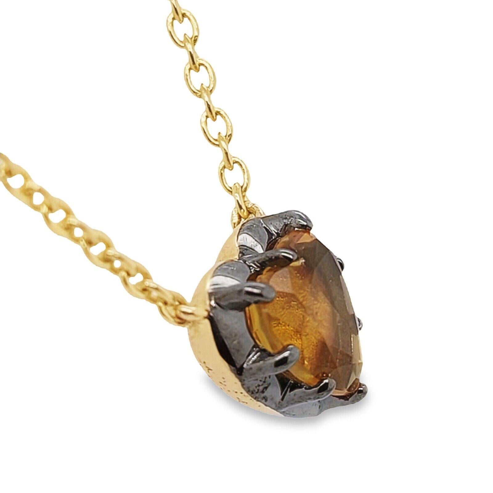 Made by Jewellery Cave - wir präsentieren den Inbegriff von Eleganz und Luxus - unsere atemberaubende Herz-Halskette aus 2,5 Karat goldenem Citrin in 14 Karat Gelbgold an einer 16/18 Zoll langen Kette aus 14 Karat Gelbgold.

Zusätzliche